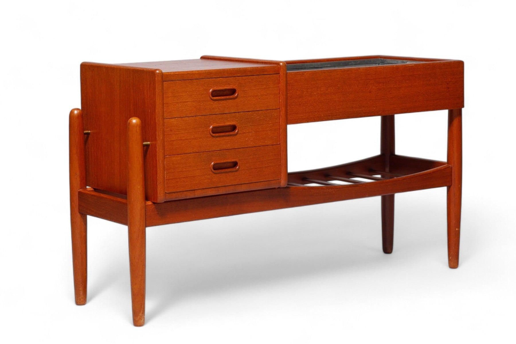 Origine: Danimarca
Designer: Arne Wahl Iversen
Produttore: Vinde Mobelfabrik
Epoca: anni '60
Materiali: Teak
Misure: 35,75