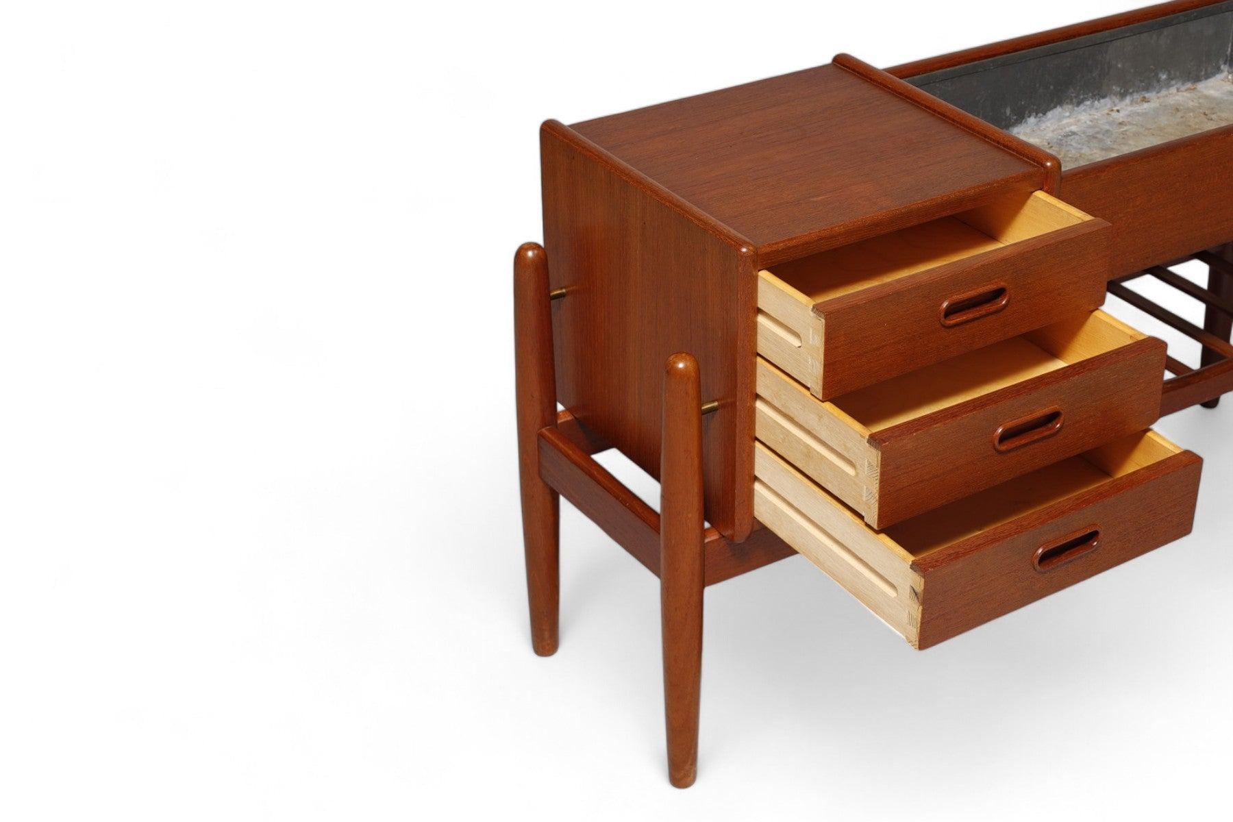 XX secolo Arne Wahl Iversen Modello 36 Fioriera / Cassapanca da corridoio in teak in vendita