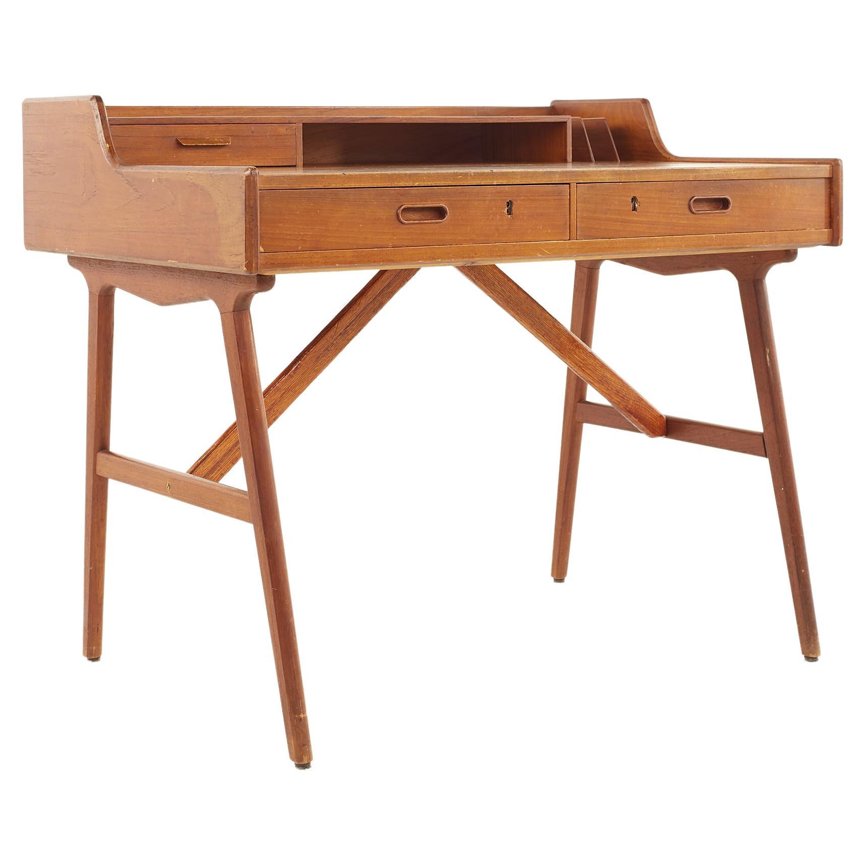 MidCentury Italian Modern Writing Desk For Sale at 1stDibs