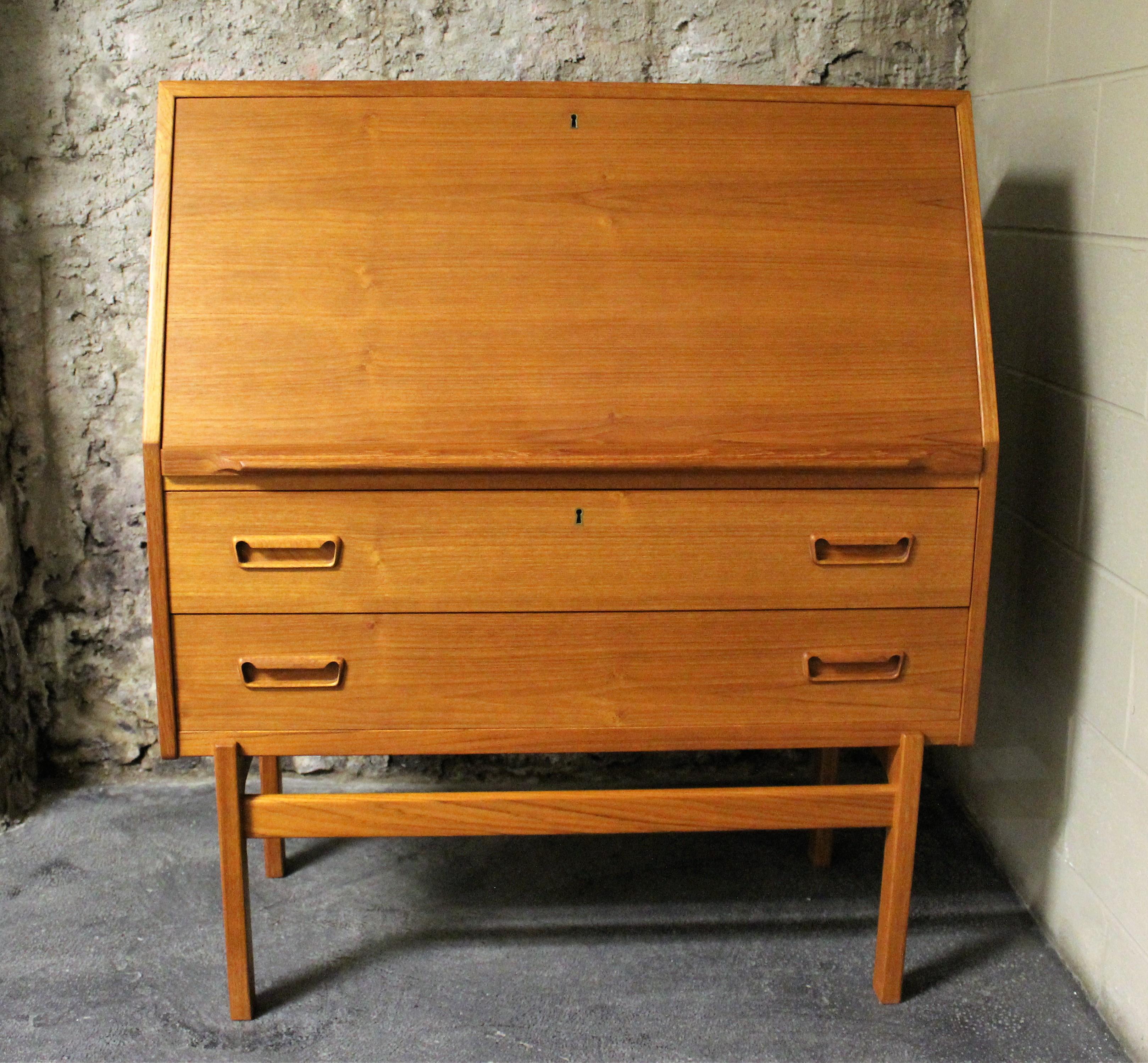 Vintage Danish design cabinet desk designed by Arne Wahl Iversen for Vinde Møbelfabrik. The organic, simple yet sophisticated design breaths 1960s, Denmark. This model 68 is a compact desk is easy to place in almost any room. The pull-out desk area