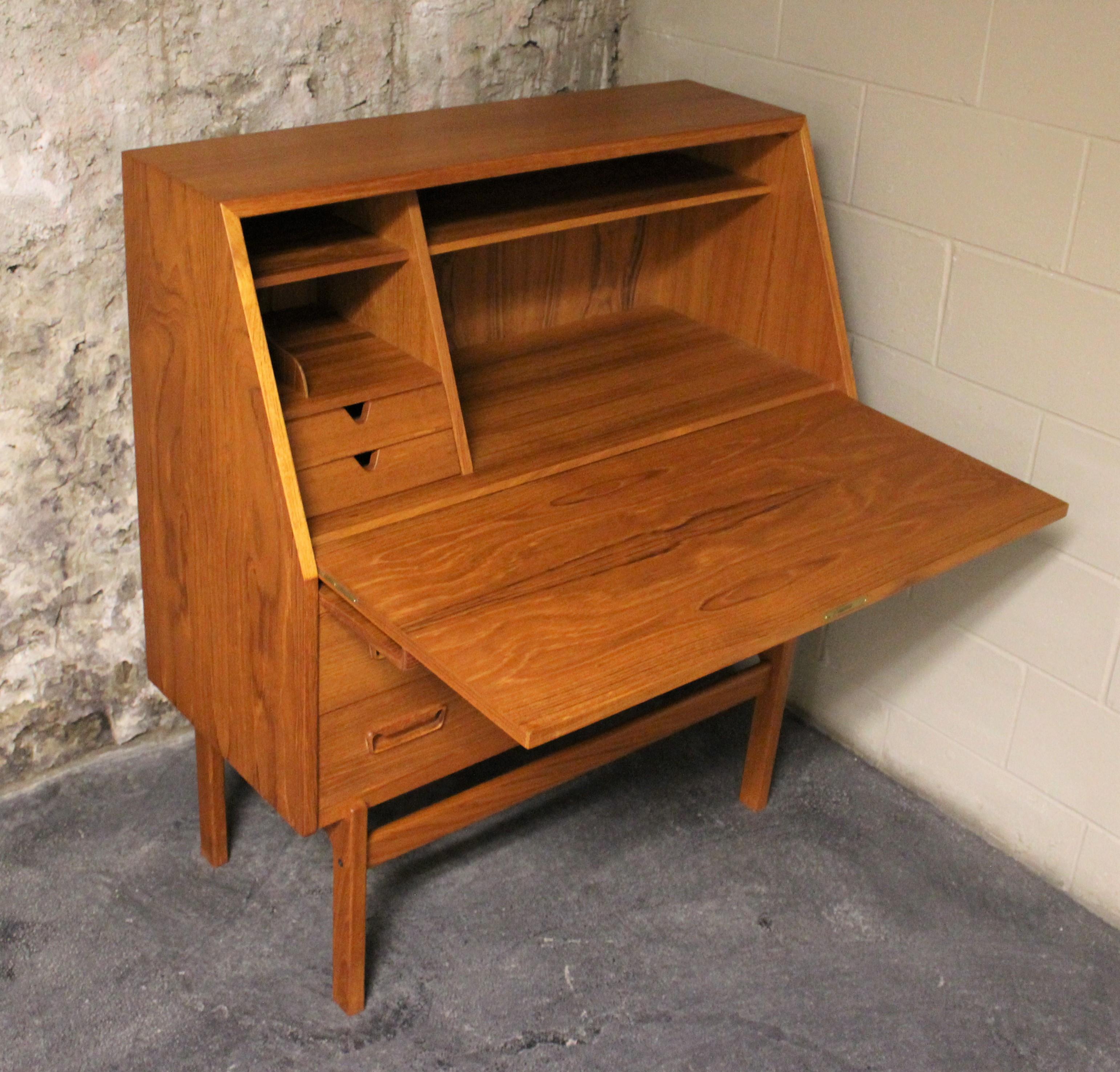 Arne Wahl Iversen Model 68 Teak Cabinet Desk In Good Condition In Hamilton, Ontario