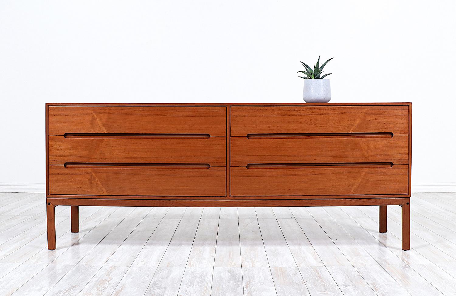 Elegant modern dresser designed by Arne Wahl Iversenand for Vinde Møbelfabrik in Denmark circa 1950s. This Danish Modern teak dresser features six drawers with dovetailed joinery and carved pulls showcasing impeccable craftsmanship, bringing a