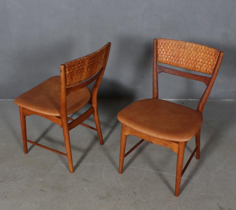 Arne Wahl Iversen pair of side chairs with frame of oak.

New upholstered with vintage tan aniline leather, back of original cane. 

Made by Sorø Stolefabrik.