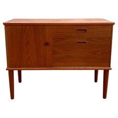 Petite crédence en teck d'Arne Wahl Iversen, années 1960