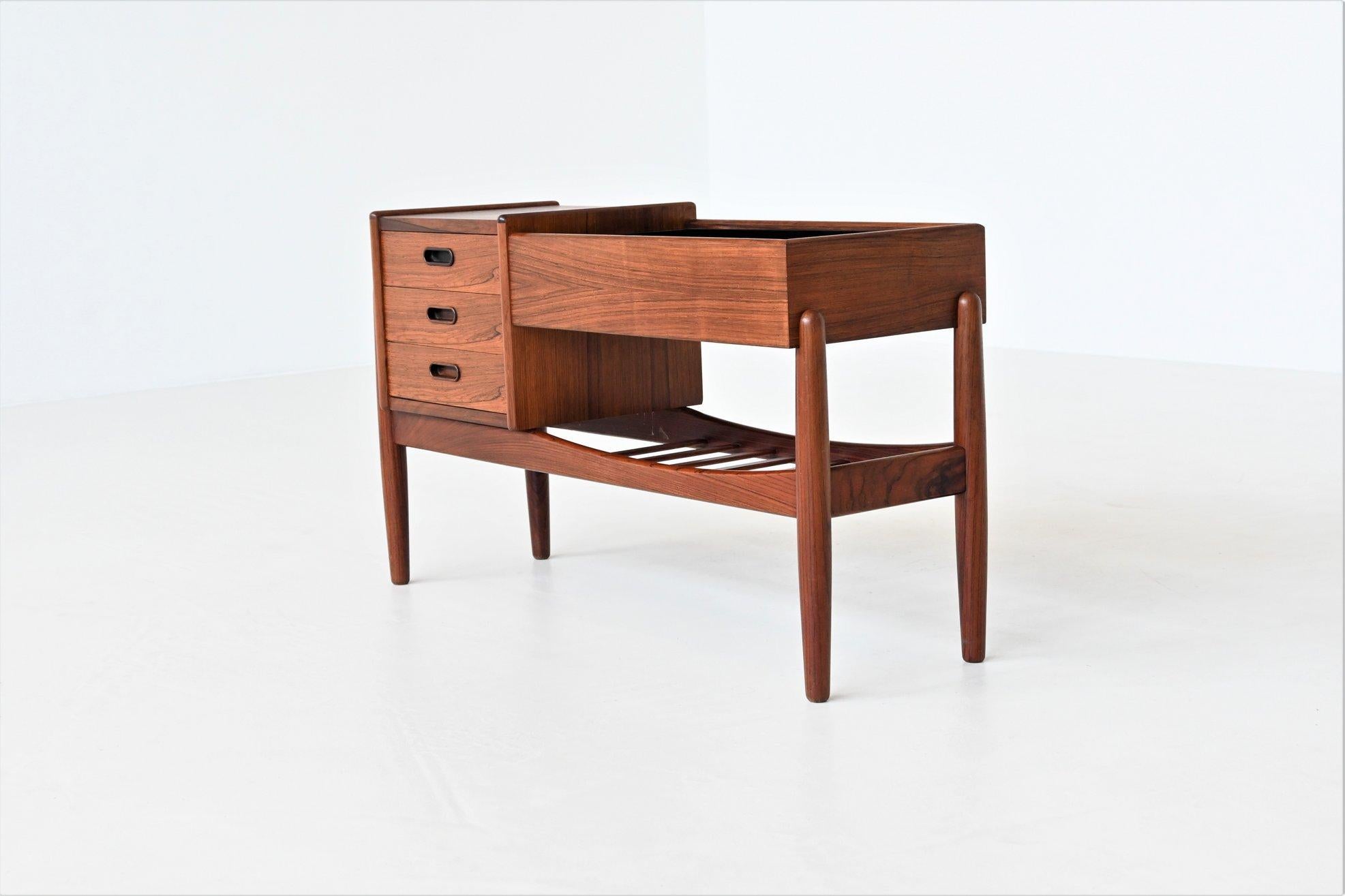 Beautiful shaped small planter table or chest of drawers designed by Arne Wahl Iversen for Vinde Møbelfabrik, Denmark 1961. It is made of veneered and solid rosewood and has a very nice warm grain to it. It looks very decorative with a nice plant in