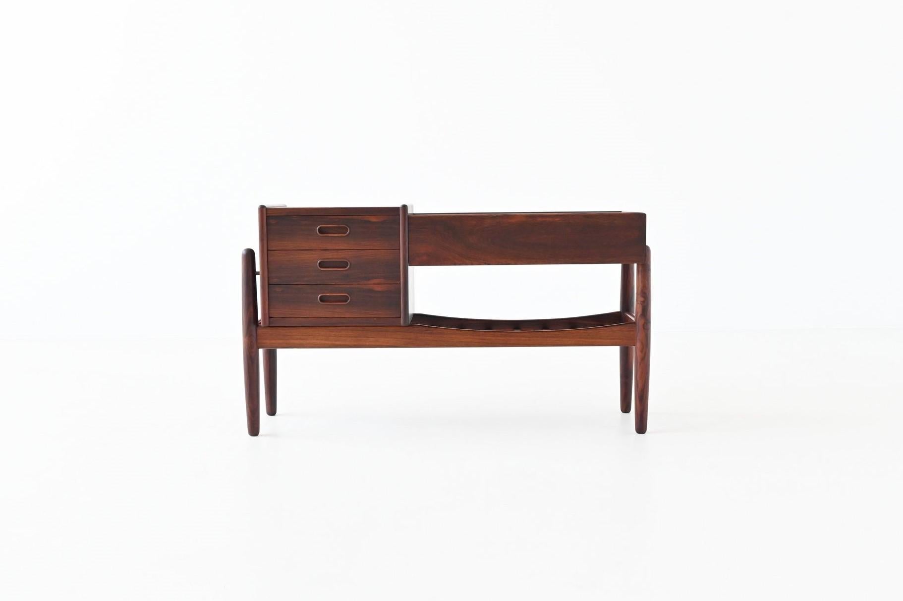 Beautiful shaped small planter table or chest of drawers designed by Arne Wahl Iversen for Vinde Møbelfabrik, Denmark 1961. It is made of veneered and solid rosewood and has a very nice warm grain to the rosewood. It look very decorative with a nice