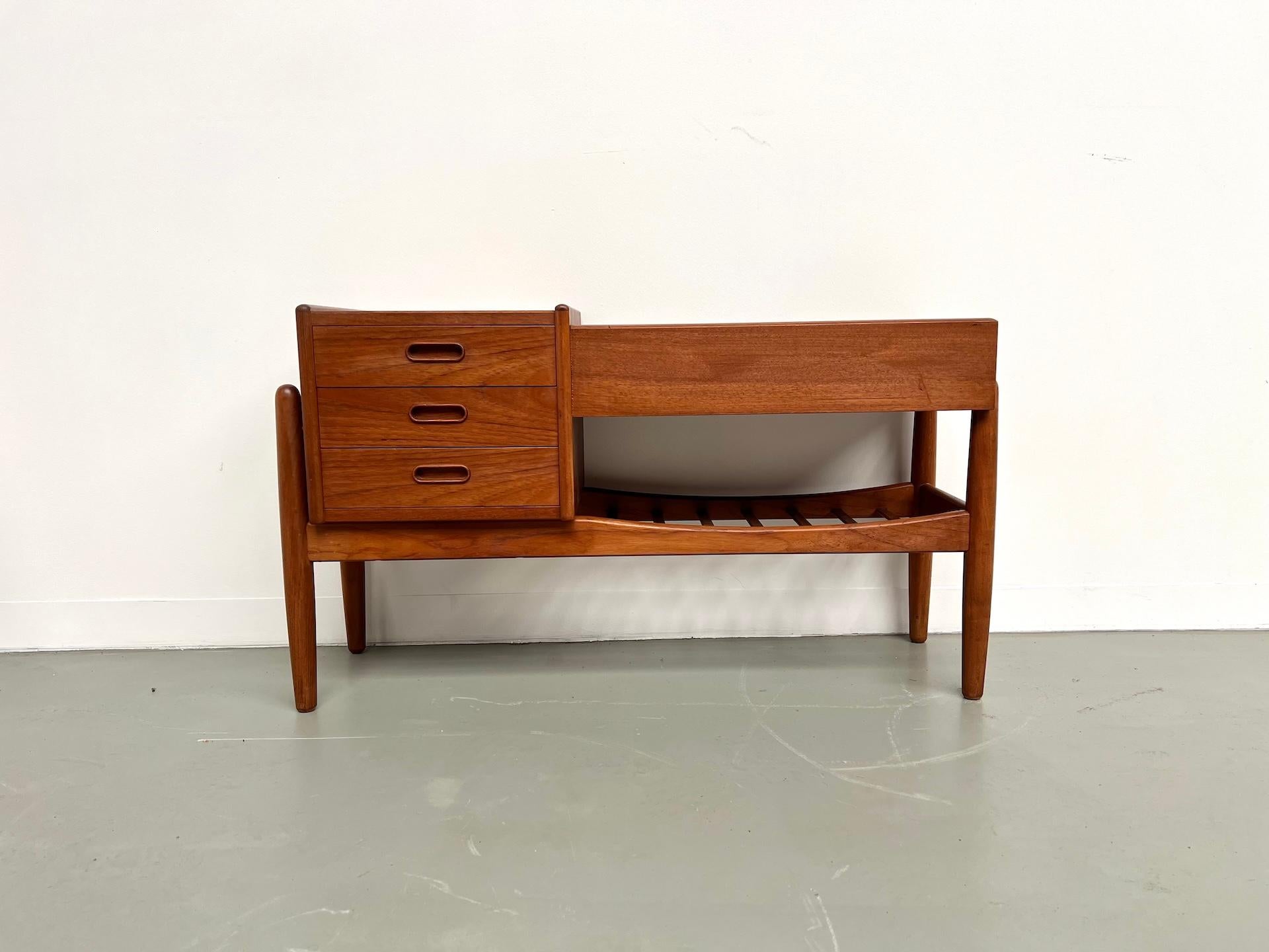 Esta jardinera de Arne Wahl Iversen, ofrecida aquí por Maison Lecan, es un clásico del diseño escandinavo de los años sesenta. Tiene tres cajones, de madera de teca en bonito estado vintage, y alberga un original cuenco metálico que contiene tierra,