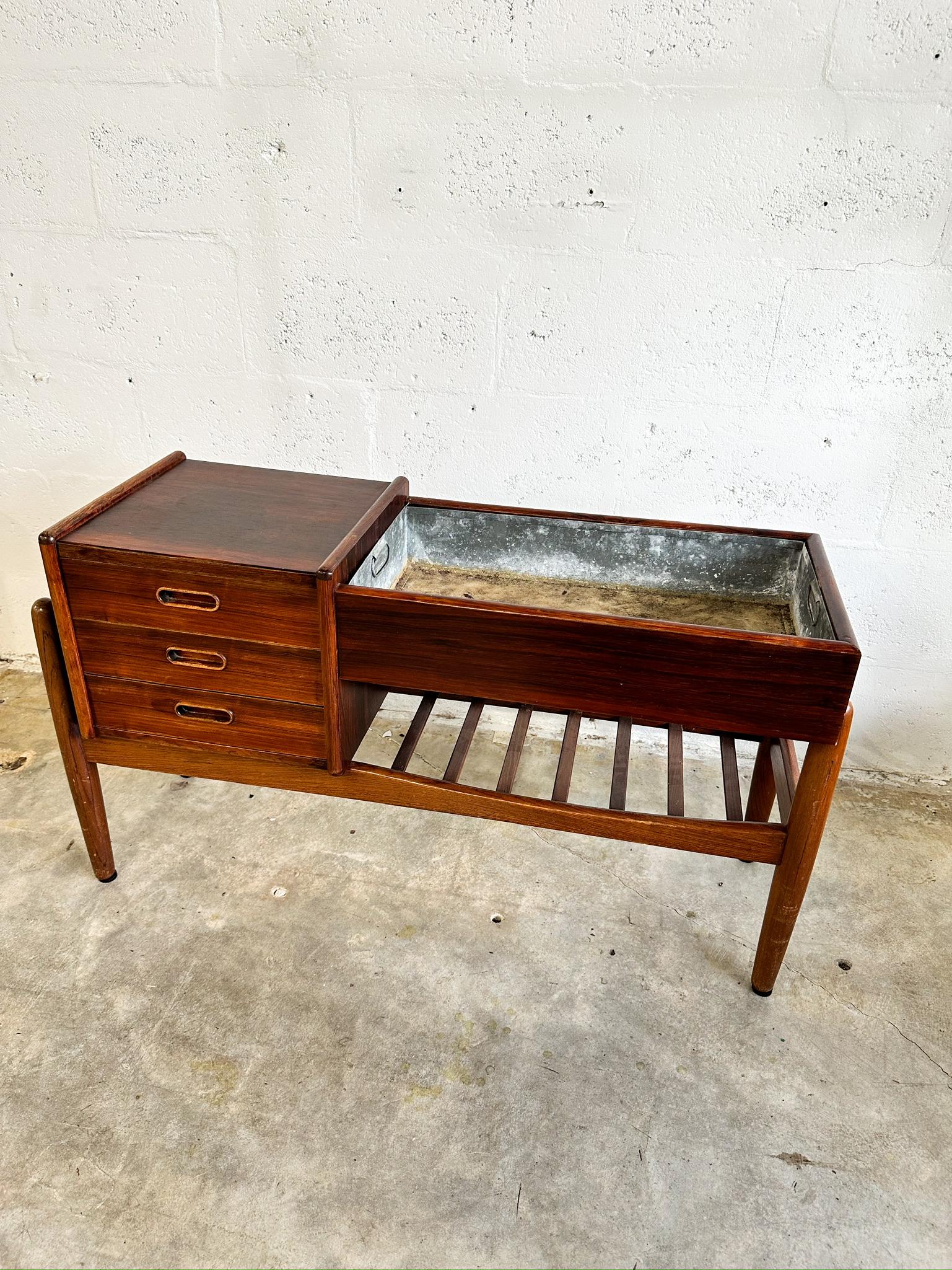 Mid-Century Modern Jardinière ou table moderne danoise en bois de rose Arne Wahl Iversen en vente