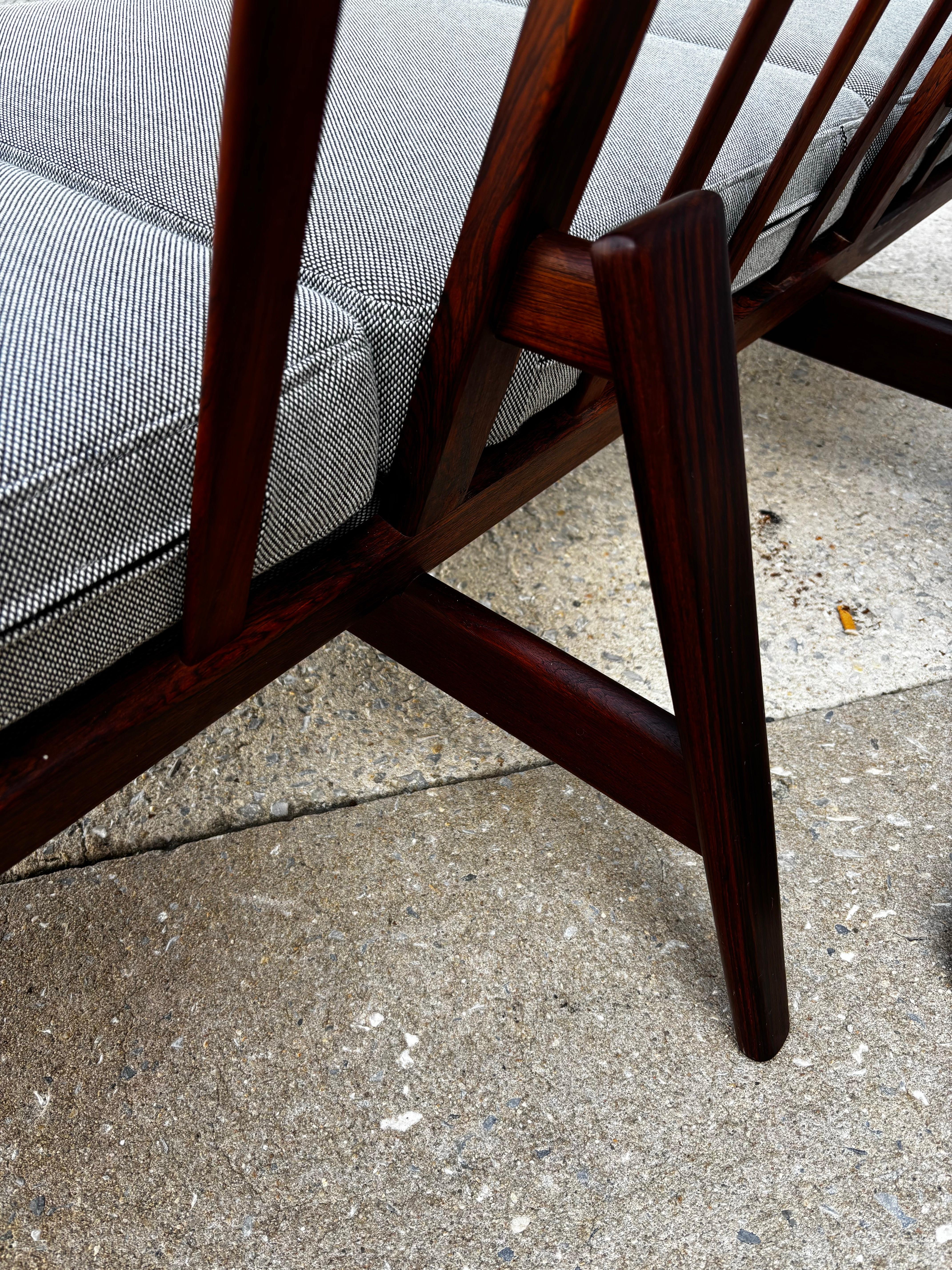 Arne Wahl Iversen Rosewood Sofa model 35 In Good Condition For Sale In Philadelphia, PA