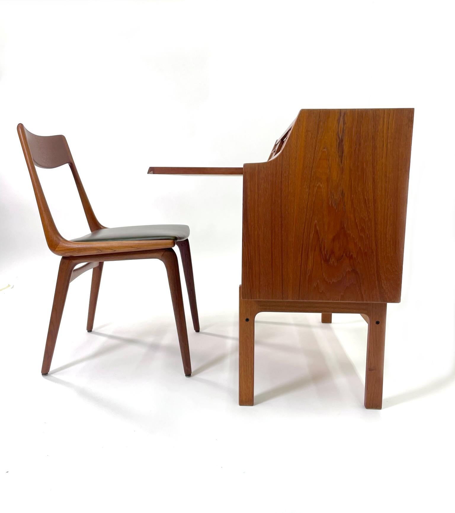 
This secretary desk in teak is ideal for collectors who have a limited space but are unwilling to compromise on style and functionality. This splendid secretary desk, designed by the influential Arne Wahl Iversen, is the quintessential example of