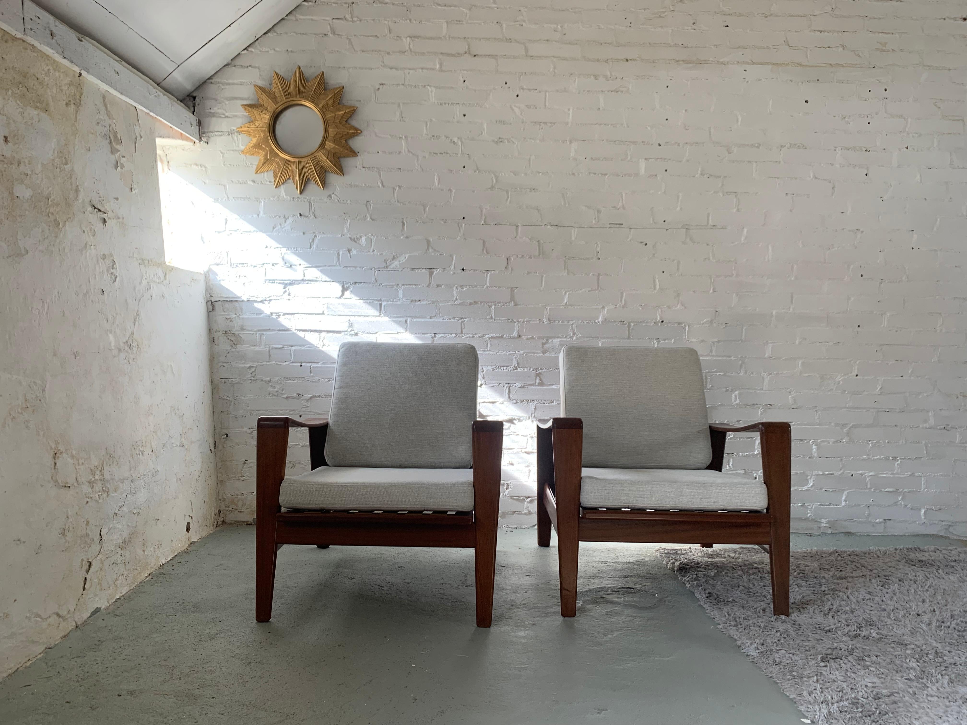 Pair of easy chairs model no. 35 designed by Arne Wahl Iversen, manufactured by Komfort, Denmark, 1960. These comfortable chairs have solid teak wooden frames and white upholstered cushions. Great mid century furniture.