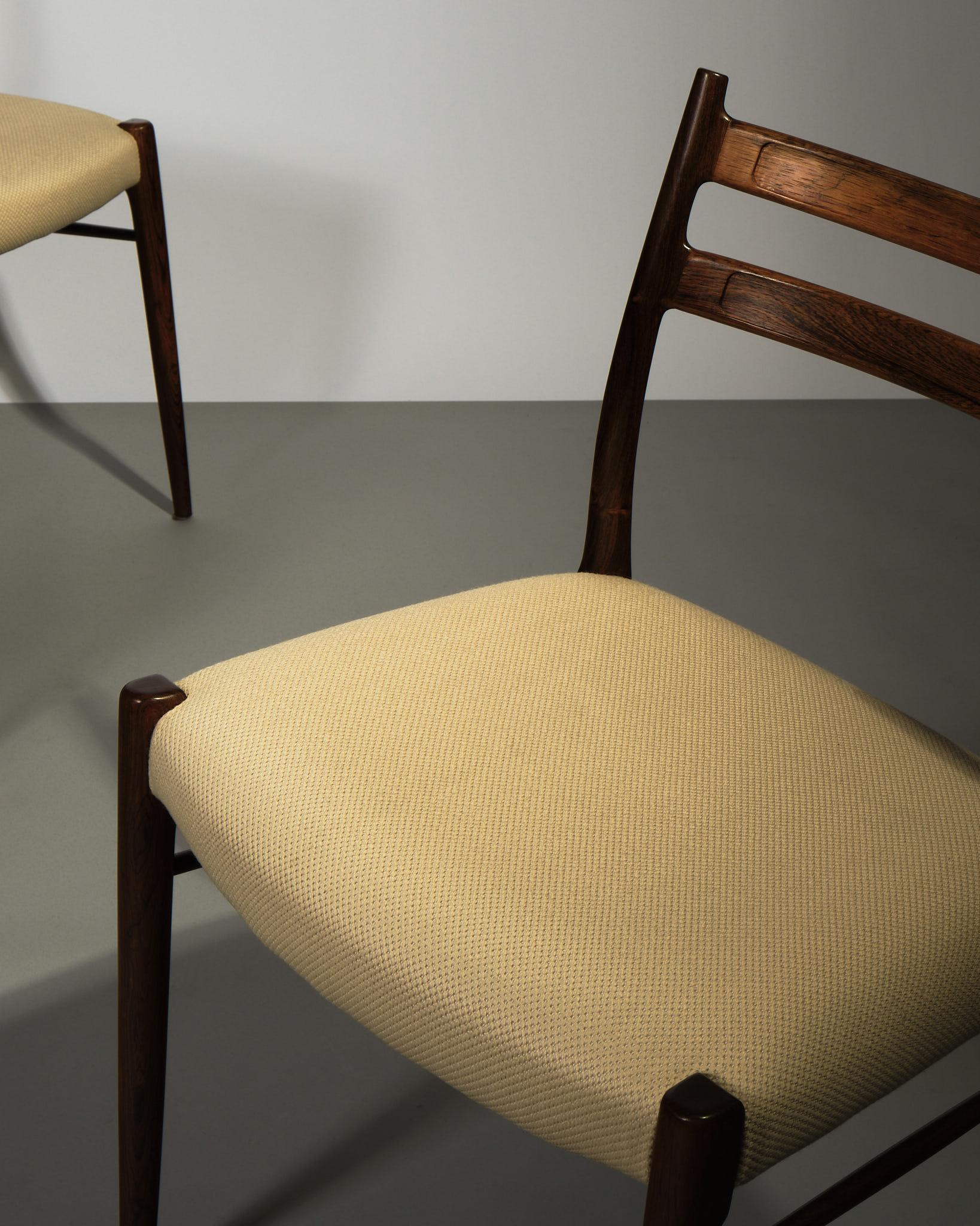 Arne Wahl Iversen
Set di 4 sedie da pranzo, 1960 ca.
Telaio in palissandro, rivestito di recente
Prodotto in Danimarca
H80 x W49 x D45 cm  Altezza del sedile: 48 cm

Questo elegante set di quattro sedie da pranzo del designer danese Arne Wahl