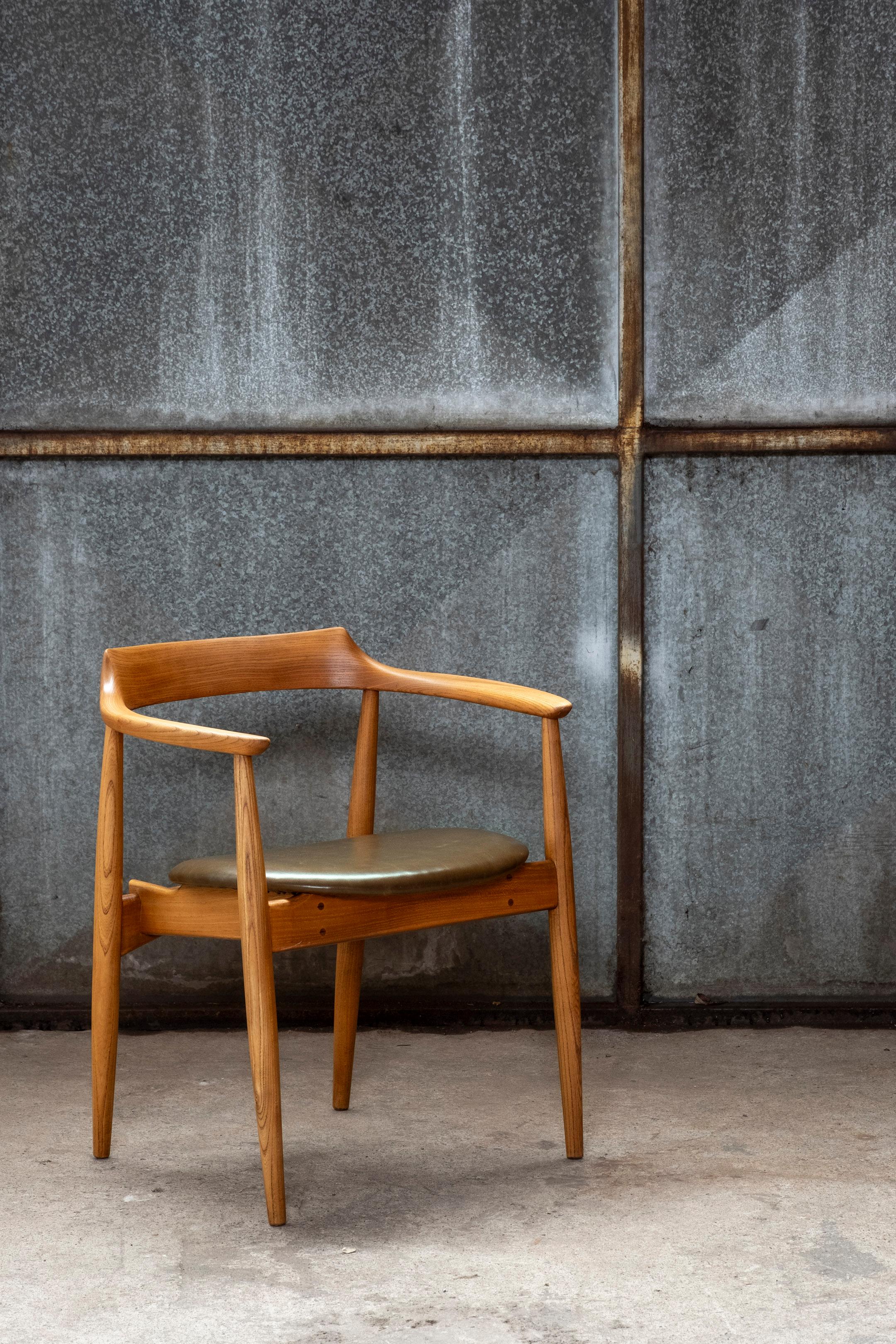 Runder Sessel aus Ulme, entworfen von Arne Wahl Iversen für Aage Petersen/Stilén in den 1960er Jahren. Der Stuhl ist aus massivem Ulmenholz gefertigt, sogar die runde Rückenlehne und die Armlehnen sind aus einem einzigen Stück Ulmenholz, das mit