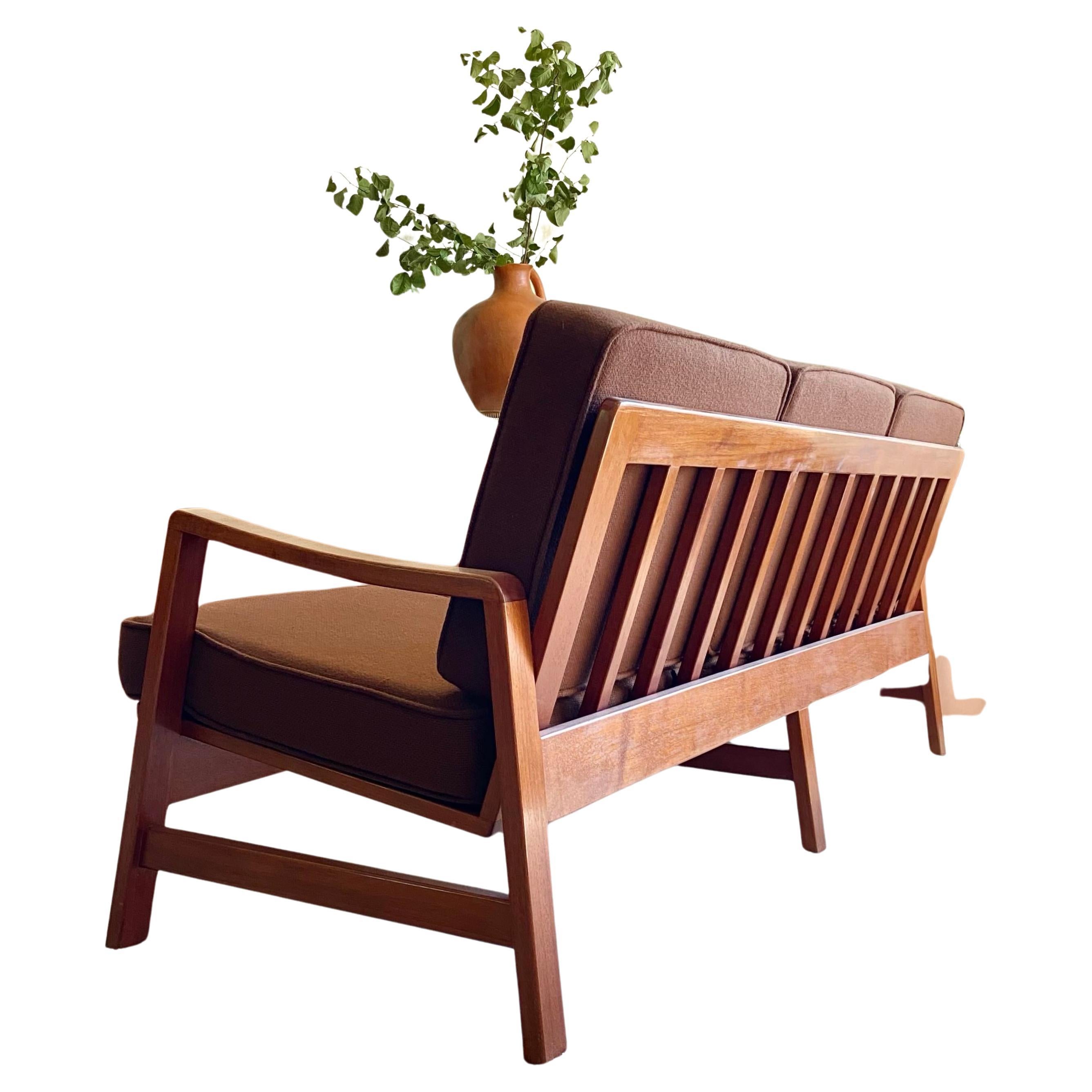 Canapé moderne danois des années 1960 avec structure en teck massif dans le style d'Arne Wahl Iversen. Excellent état d'origine.

DIMENSIONS
70ʺL × 28ʺD × 31ʺH avec des accoudoirs de 21,75 