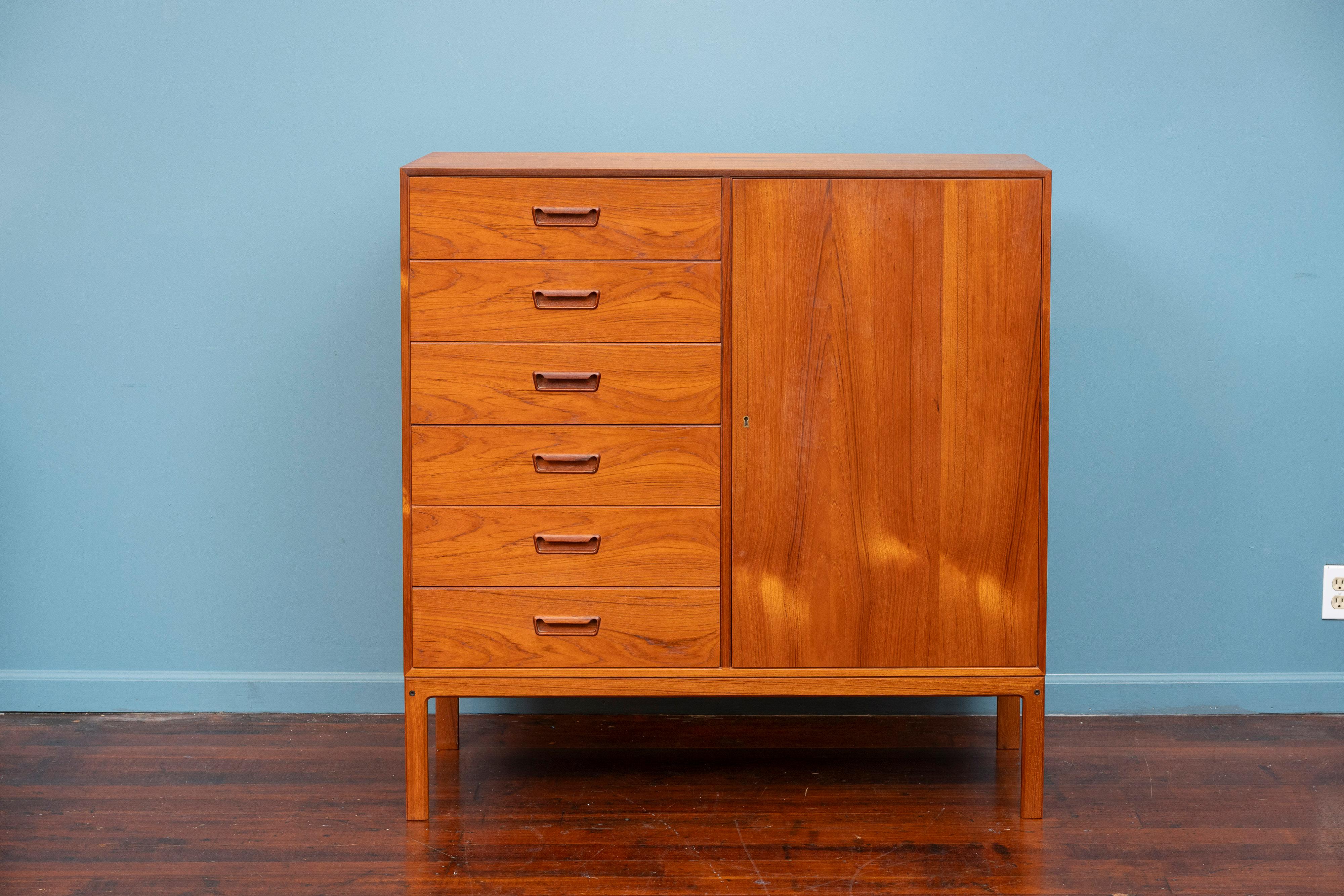 Cassettone o comò di Arne Wahl Iversen, Danimarca. Realizzato in teak utilizzando tecniche e materiali di alta qualità della falegnameria danese. Dispone di sei cassetti e sei vassoi estraibili con divisori. Una sola chiave blocca la porta destra