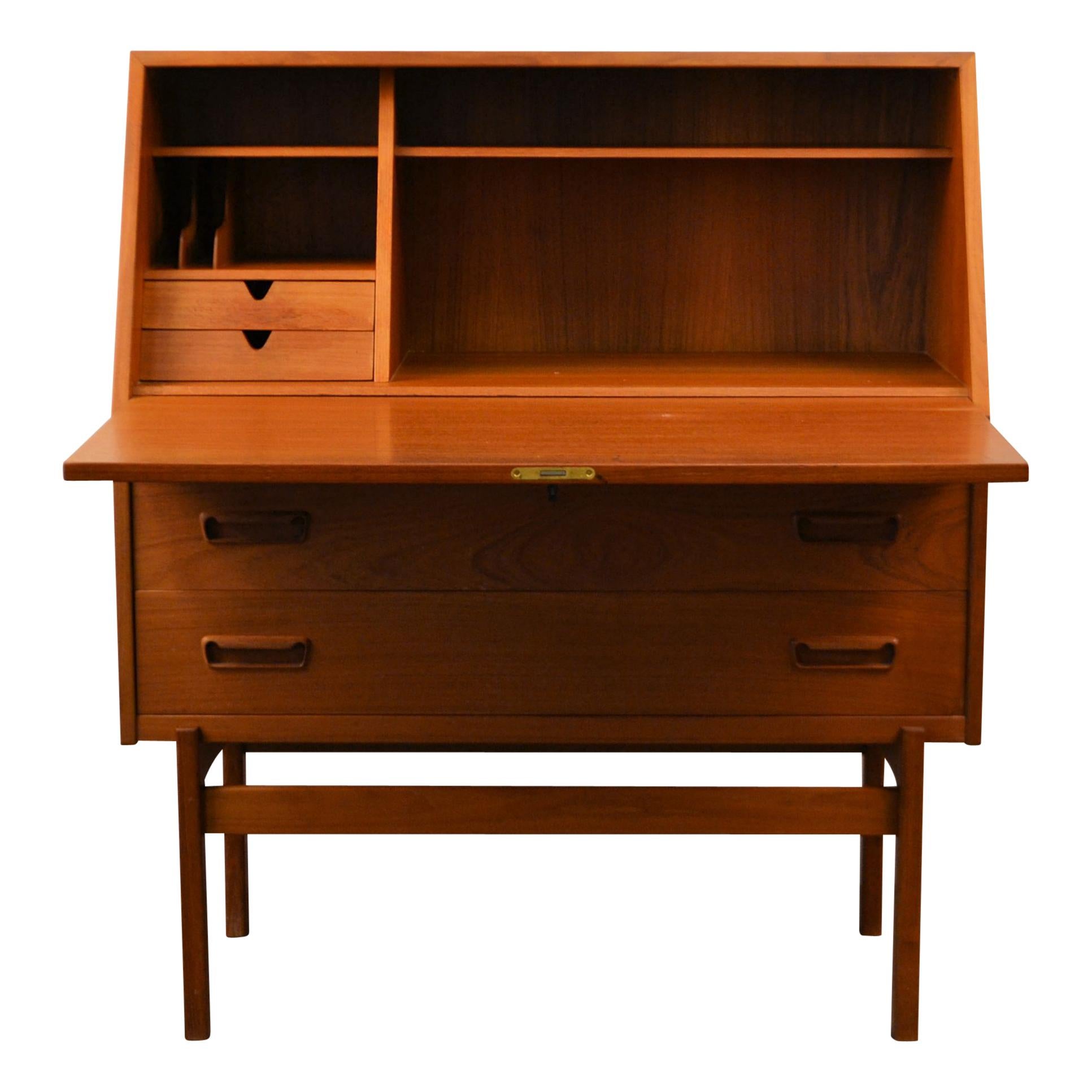 Vintage Danish design cabinet desk designed by Arne Wahl Iversen for Vinde Møbelfabrik. The organic, simple yet sophisticated design breaths 1960s Denmark. This model 68 is a compact desk is easy to place in almost any room. The pull-out desk area