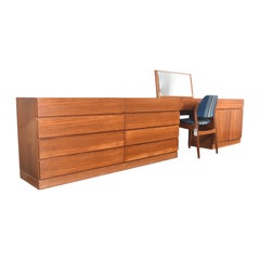 Arne Wahl Iversen Suite in teak a otto cassetti con cassettone e credenza Moder danese