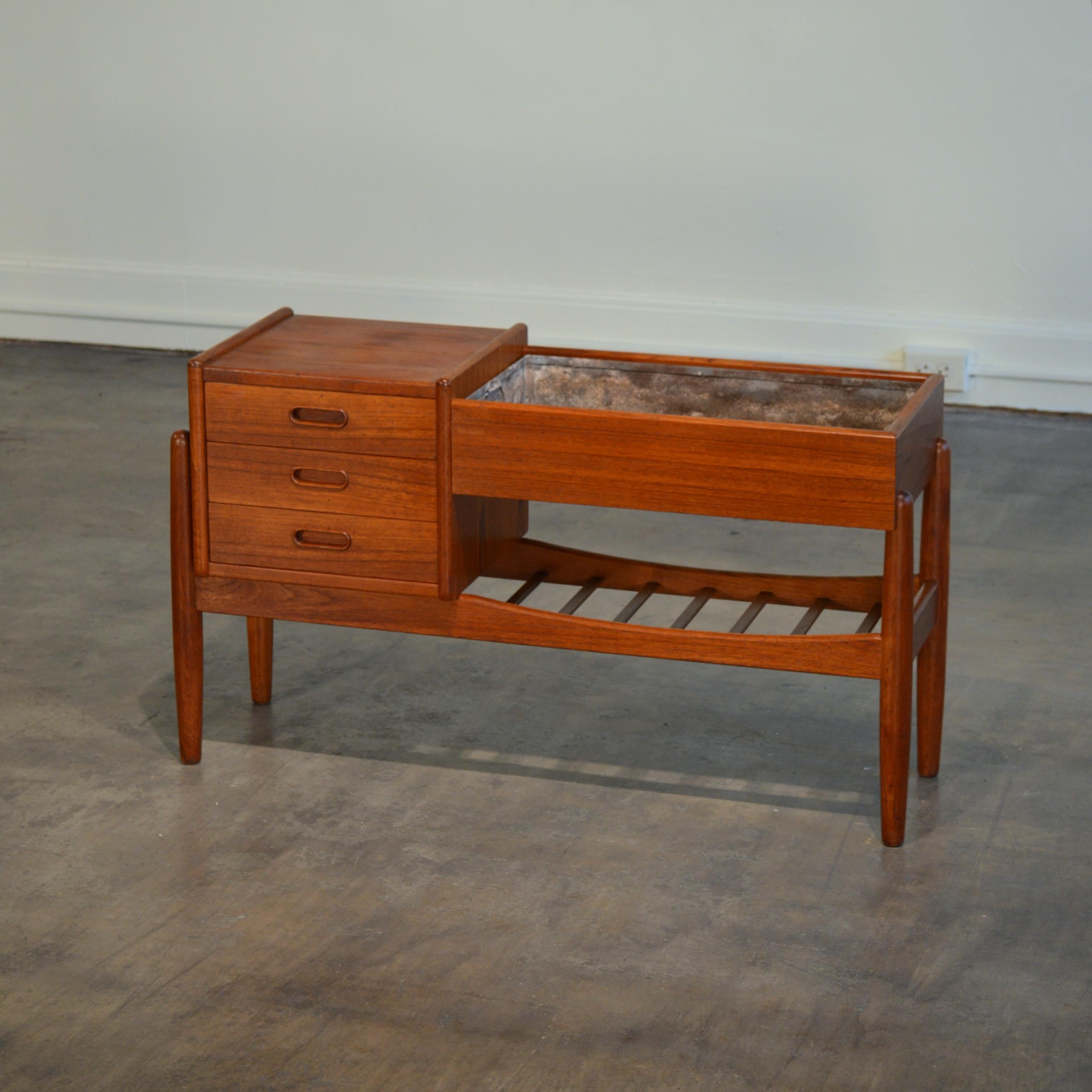 Arne Wahl Iversen Teak Planter with Drawers In Good Condition In Portland, ME