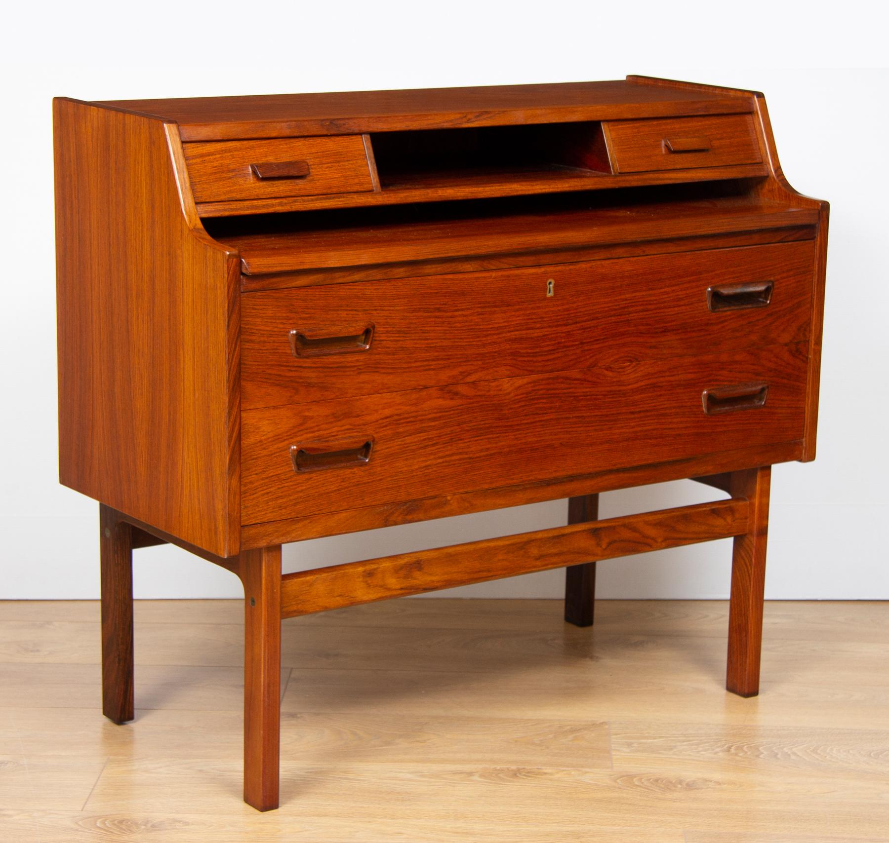 Midcentury desk designed by Arne Wahl Iversen and manufactured by Vinde Møbelfabrik in Denmark in the 1960s. 2 long drawers, 2 small drawers and a retractable writing surface.