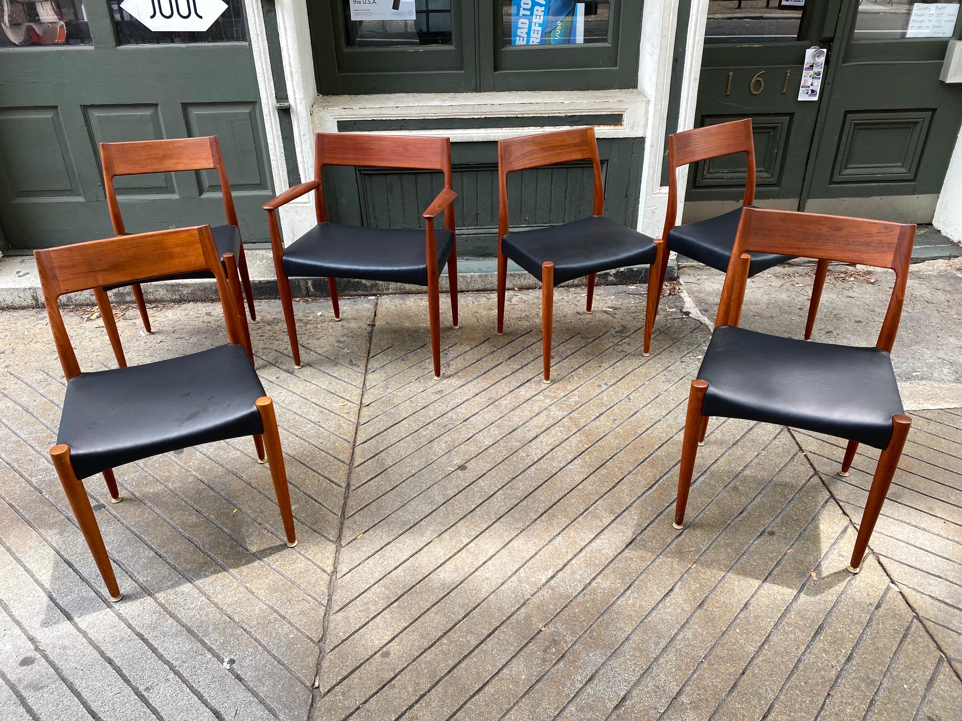 Satz von 6 Arne Hovmand-Olsen Teak-Esszimmerstühlen mit neuen Leder- und Schaumstoffsitzen.  Ein Sessel und 5 Sessel ohne Armlehnen.  Schönes einfaches elegantes Design, sehr leicht, aber sehr solide.  Der Sessel ist 25