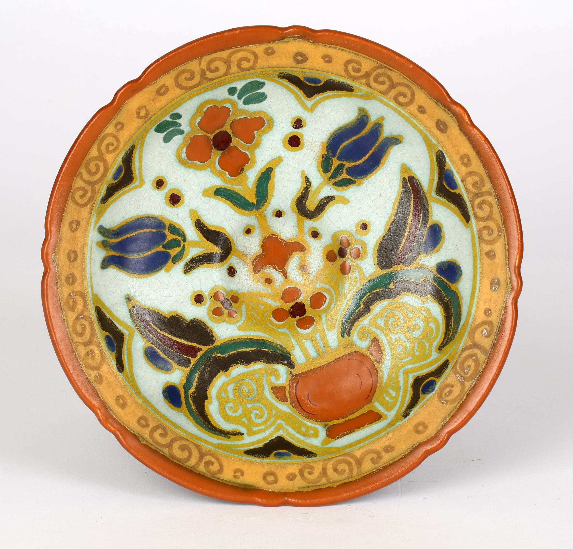 Une élégante poterie hollandaise Art déco peinte à la main dans un motif persan et fabriquée par la poterie d'Arnhem vers 1920. Le récipient repose sur un large pied arrondi légèrement bombé, avec une tige en forme de colonne, le sommet étant de