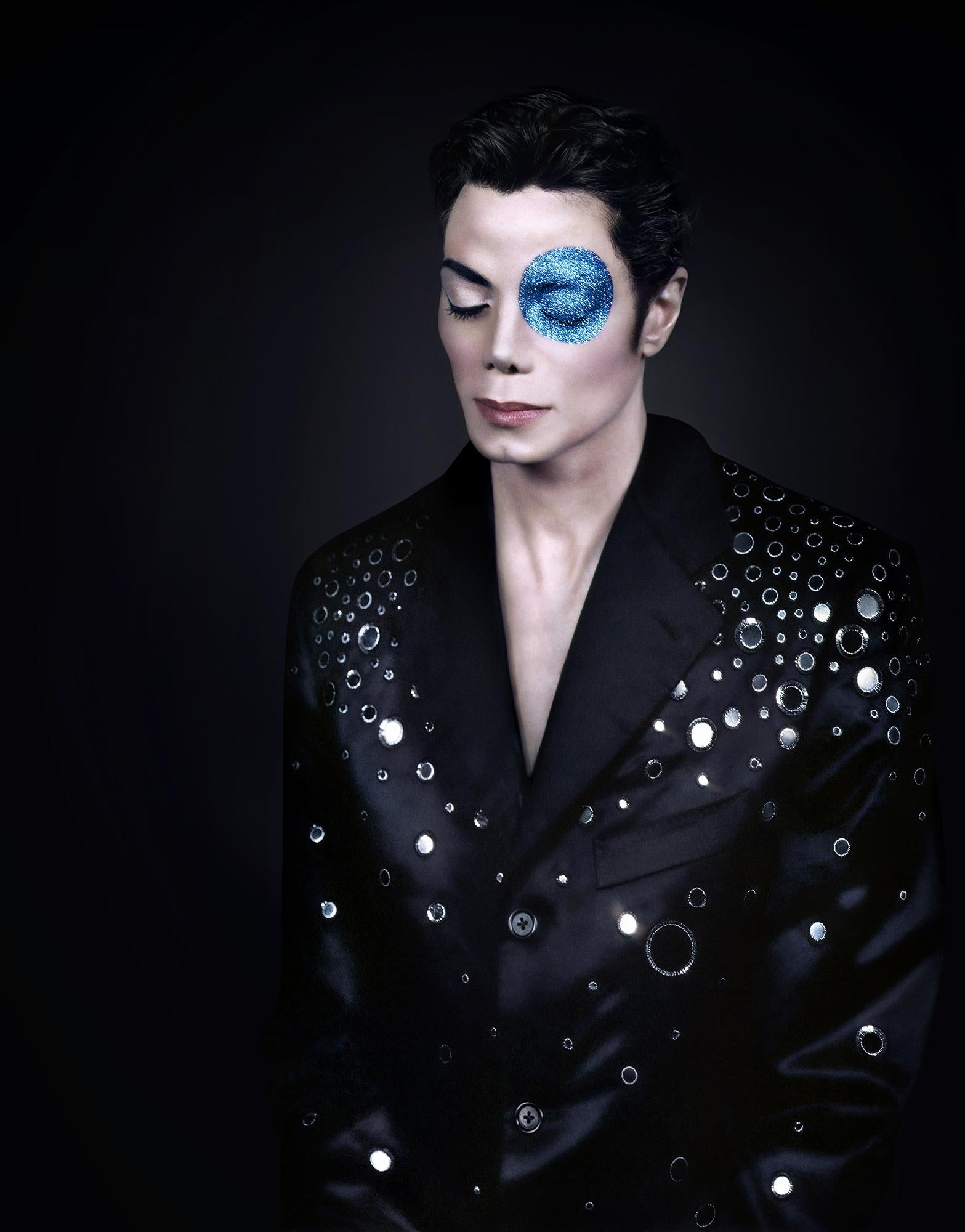 Edition limitée 5 sur 9, cadre en bois noir et verre musée. signé et numéroté sur le tirage + certificat d'authenticité.

Plus que des photos, c'est une histoire ... "

En 1999, Michael Jackson est dans sa chambre d'hôtel à Londres alors qu'il tombe