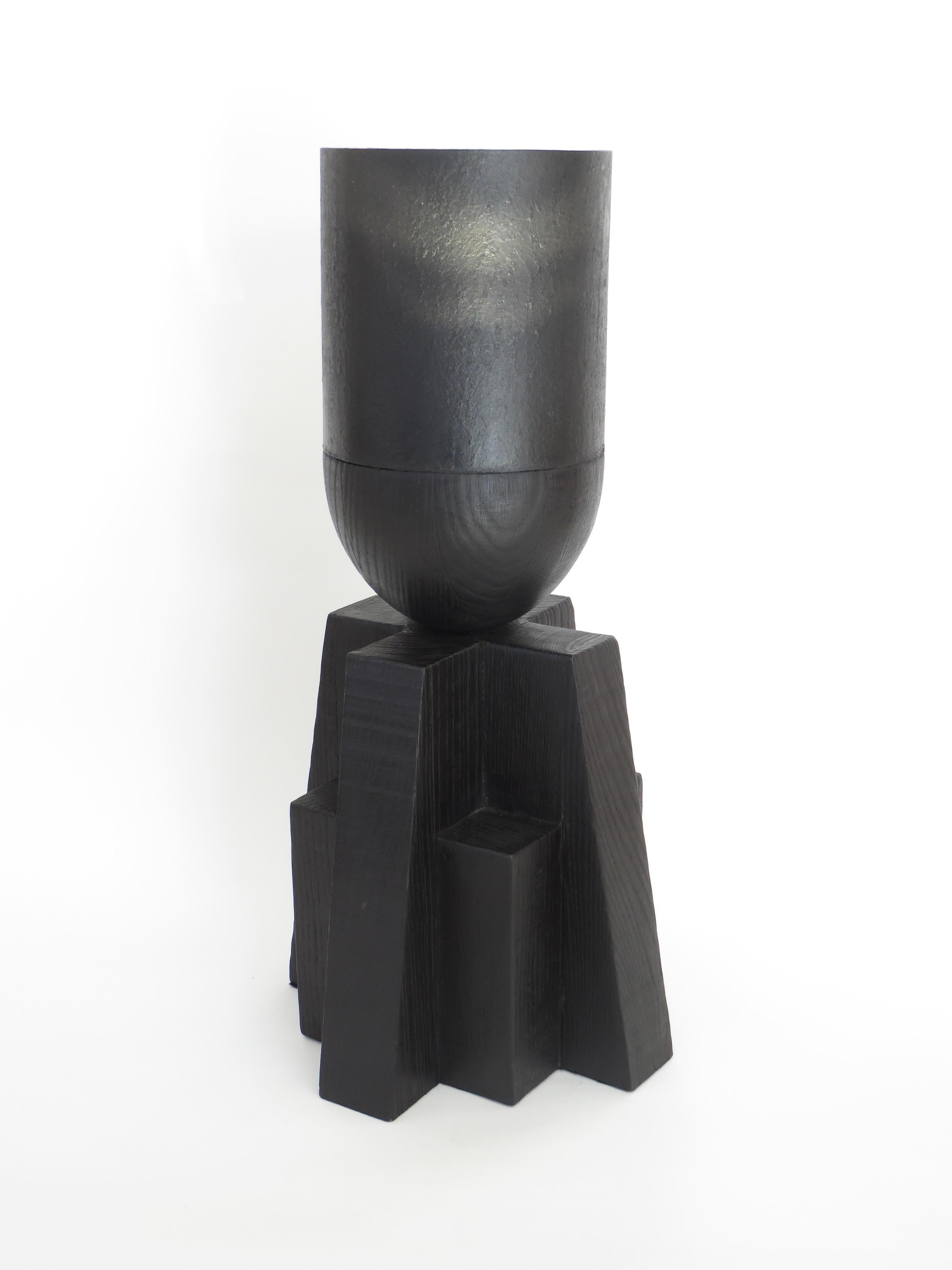 Große Babel-Vase aus schwarzer belgischer Eiche und gebranntem Stahl von Arno Declercq  (Moderne) im Angebot