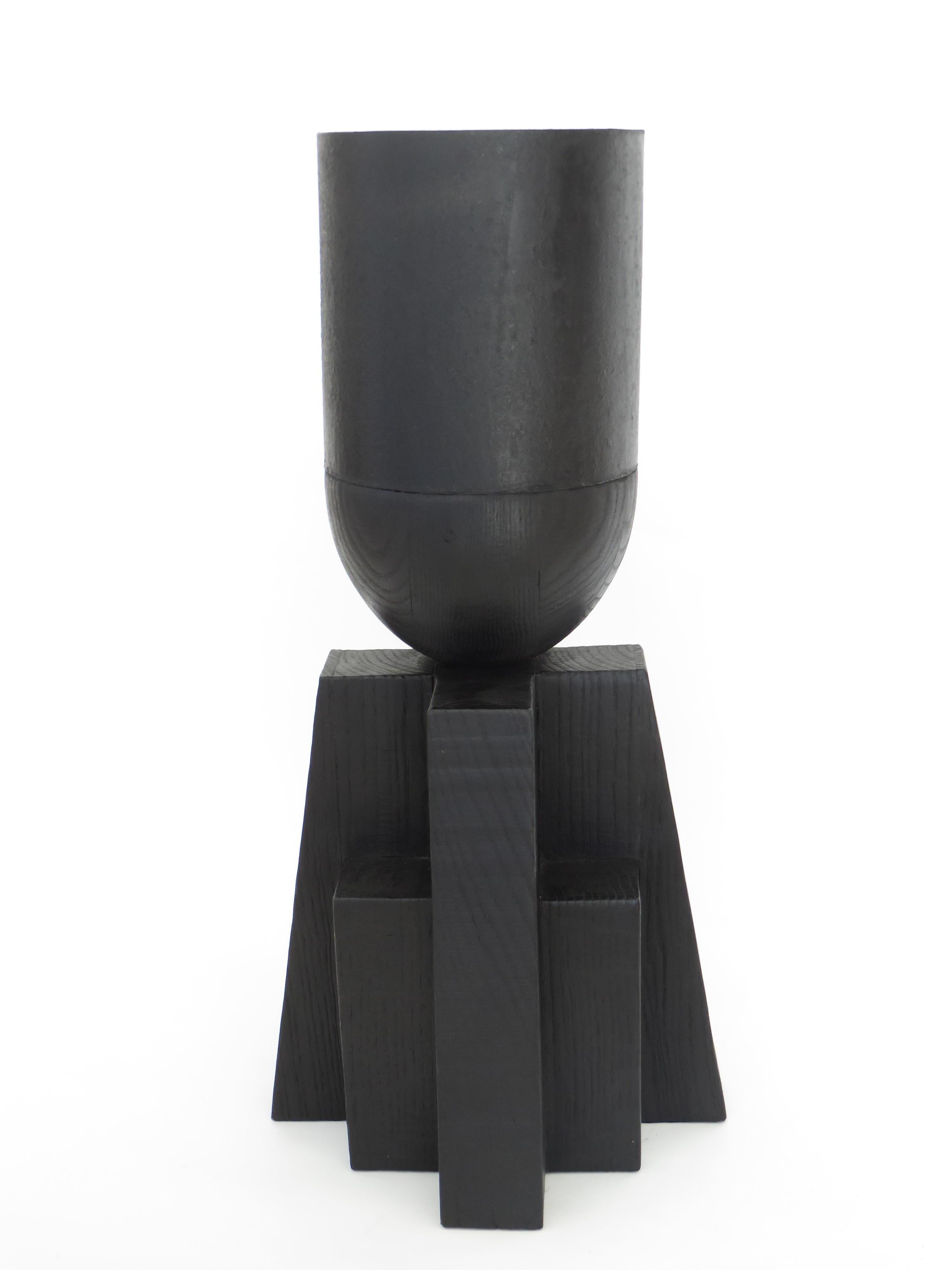 Große Babel-Vase aus schwarzer belgischer Eiche und gebranntem Stahl von Arno Declercq  im Zustand „Neu“ im Angebot in Chicago, IL
