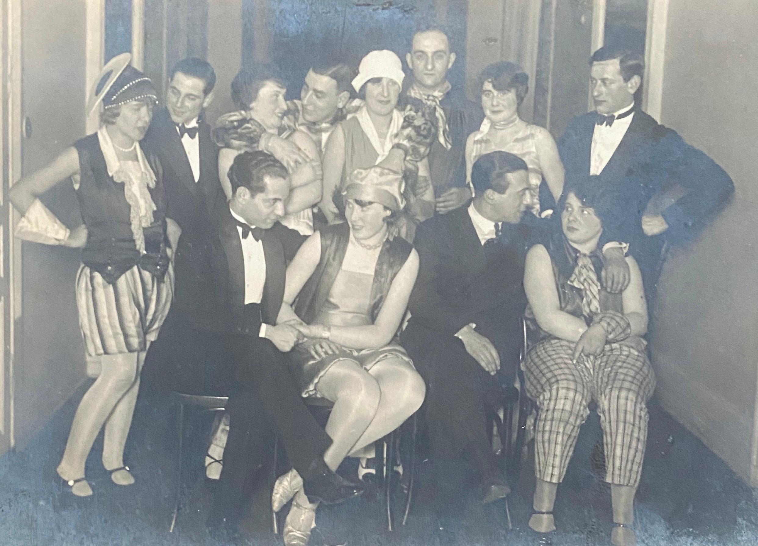 Deutsche jüdische Weimarer Ära Silber-Gelatine-Fotografie Vorkrieg Judaica Kostüm-Party – Photograph von Arno Katz 