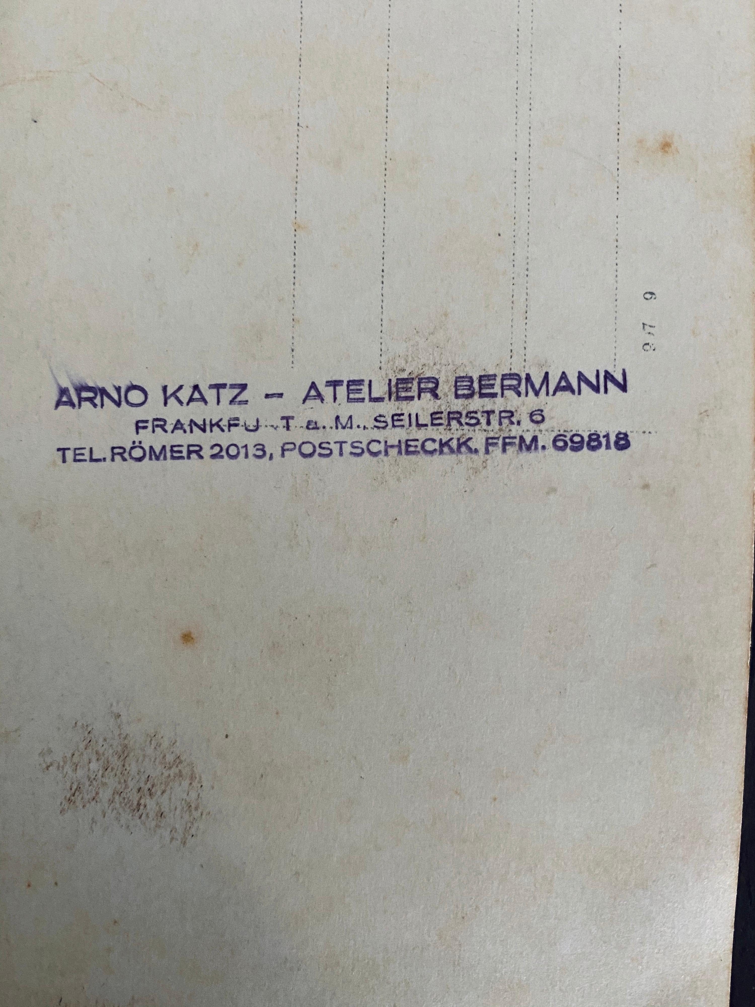 Seltene deutsche Judaica. Arno Katz Foto für Atelier Bermann, Frankfurt, Deutschland.
trägt rückseitig Originalstempel
Die Weimarer Republik (deutsch: Weimarer Republik [ˈvaɪmaʁɐ ʁepuˈbliːk] (Über diese Soundlisten)), offiziell das Deutsche Reich,
