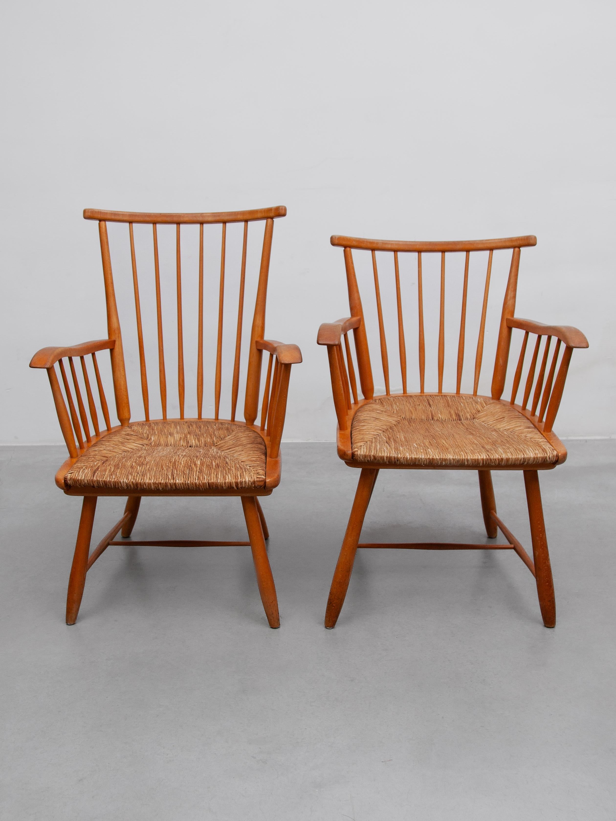 Satz von zwei Lounge-Sesseln von Arno Lambrecht für WK Mobel, 1950er Jahre Deutschland. Das elegante, robuste Gestell aus massivem Buchenholz und der Sitz aus Papierkordel zeichnen sich durch klare Linien und organische Formen aus, wobei der