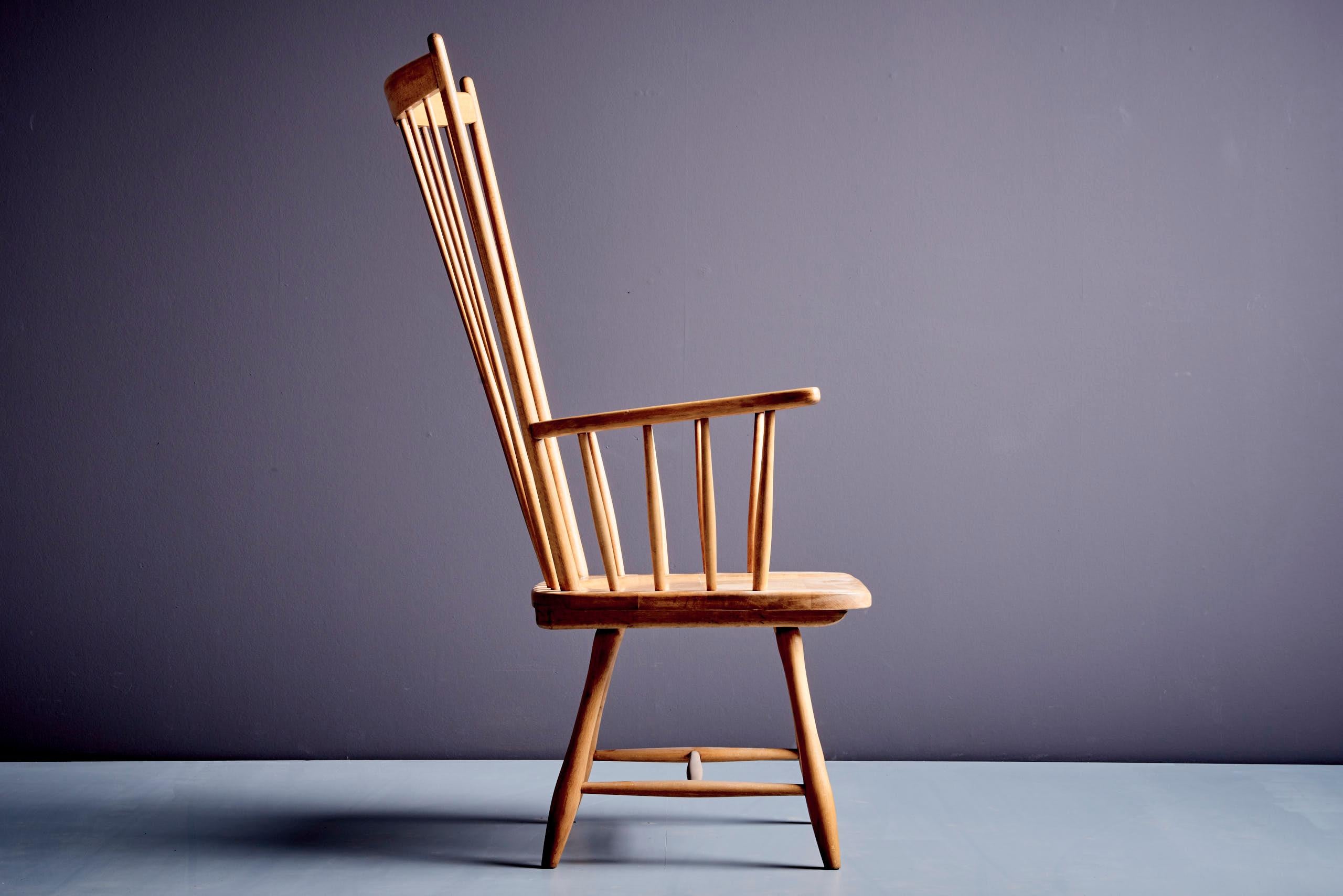 Sedia lounge Studio A di Arno Lambrecht per WK Möbel. Realizzato in faggio massiccio con una seduta intagliata.
Questa elegante sedia con schienale alto presenta un classico design a fuso e una seduta scolpita per il massimo comfort. Un ottimo