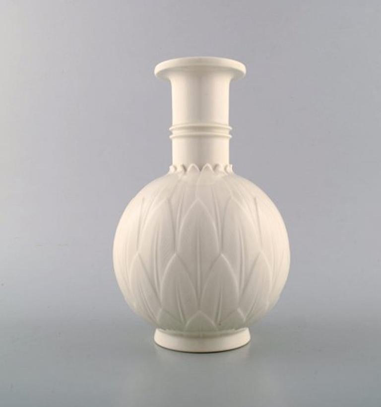 Arno Malinowski for Royal Copenhagen.
Vase in blanc de chine porcelain decorated foliage in relief.
Number 3309. Signed in monogram.
Mid-20 century.
Height 20 cm.
first.
In perfect condition.