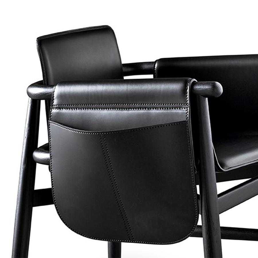 Armchair Arno Pocket with structure in solid oak in black
stained finish. Seat, backrest and armrests upholstered
and covered with black genuine italian leather. With 1 leather
pocket on 1 side.
Also available with brown leather, on request.