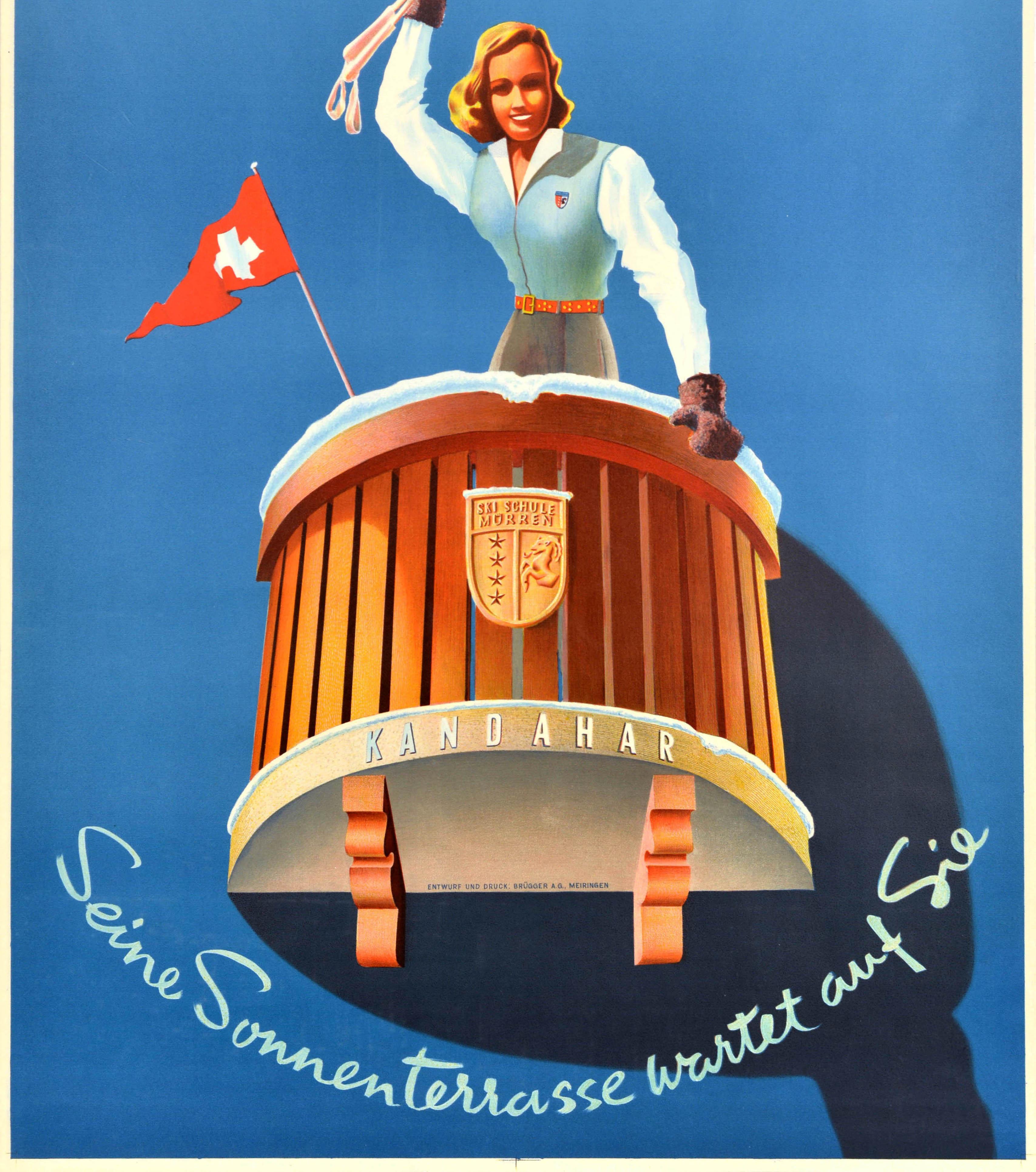 Poster vintage originale per la scuola di sci Kandahar di Murren Kandahar con lo slogan - La sua terrazza soleggiata ti aspetta / Seine Sonnenterrasse wartet auf Sie - con l'immagine di una signora sorridente che saluta con i bastoncini da sci da un