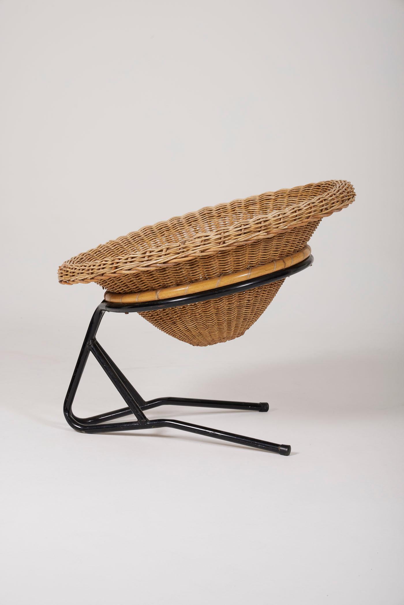 Armchair by Dutch designer Arnold Bueno de Mesquita for Rohe, from the 1960s. The tubular base is in black lacquered metal. The armchair is woven in rattan. Some rattan losses to report.
DV387