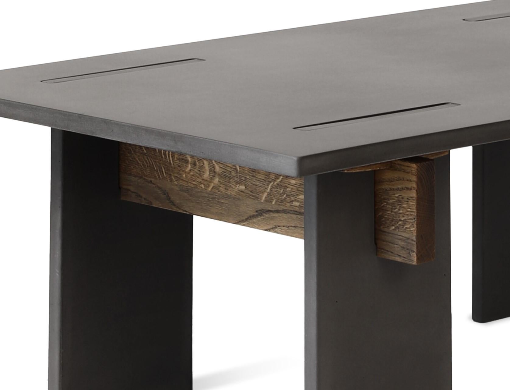 Mesa baja Arnold de hormigón oscuro y cuñas de roble oscuro by Eberhart Furniture Moderno en venta