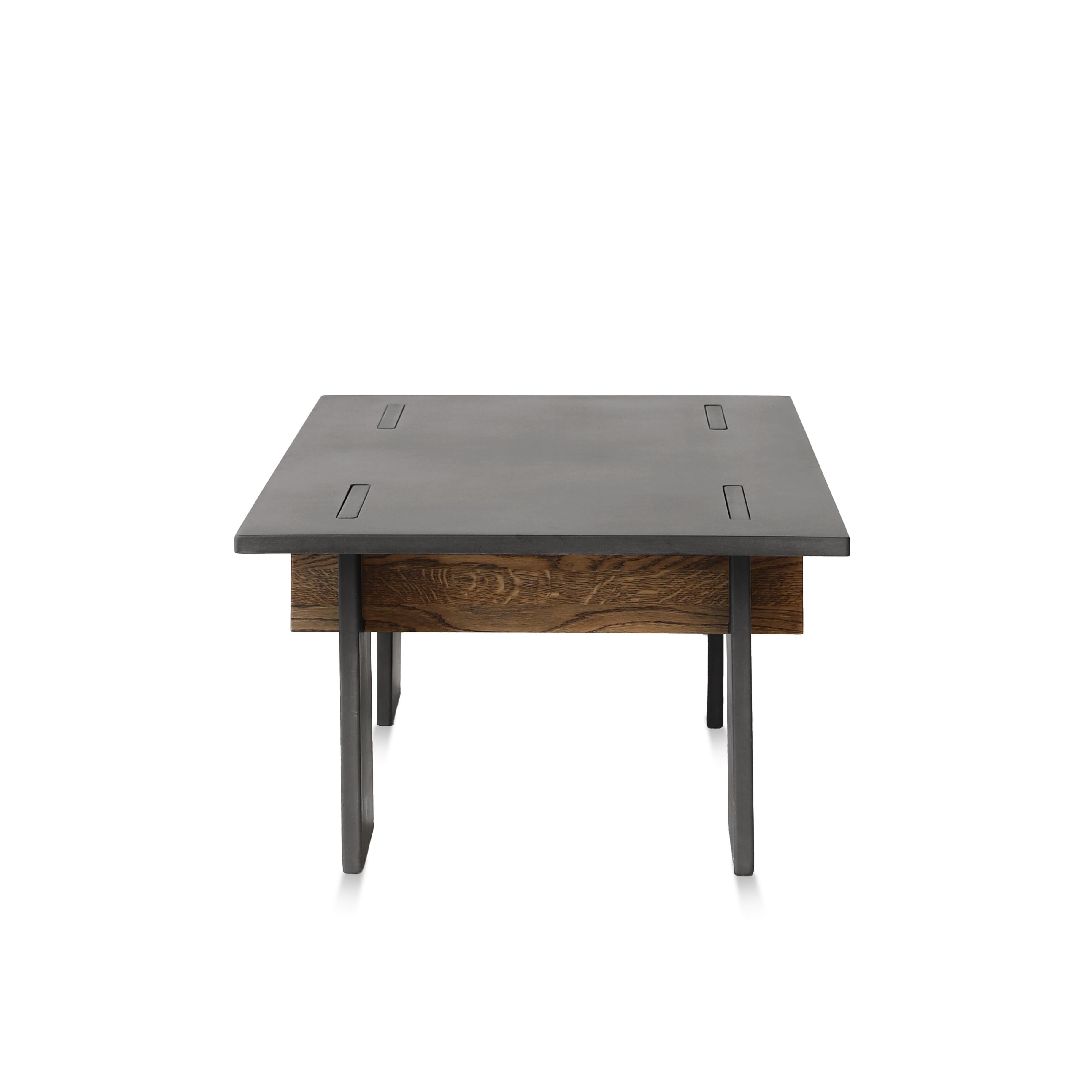 Mesa baja Arnold de hormigón oscuro y cuñas de roble oscuro by Eberhart Furniture Danés en venta