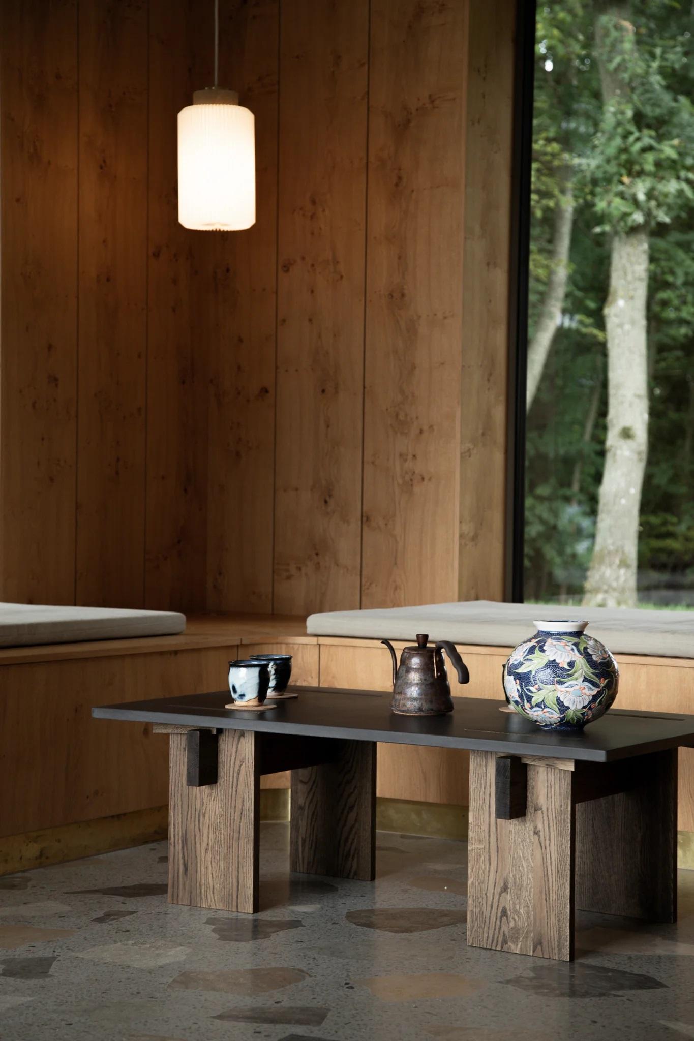 Mesa baja Arnold de hormigón oscuro y cuñas de roble oscuro by Eberhart Furniture en Nuevo estado para la venta en Geneve, CH