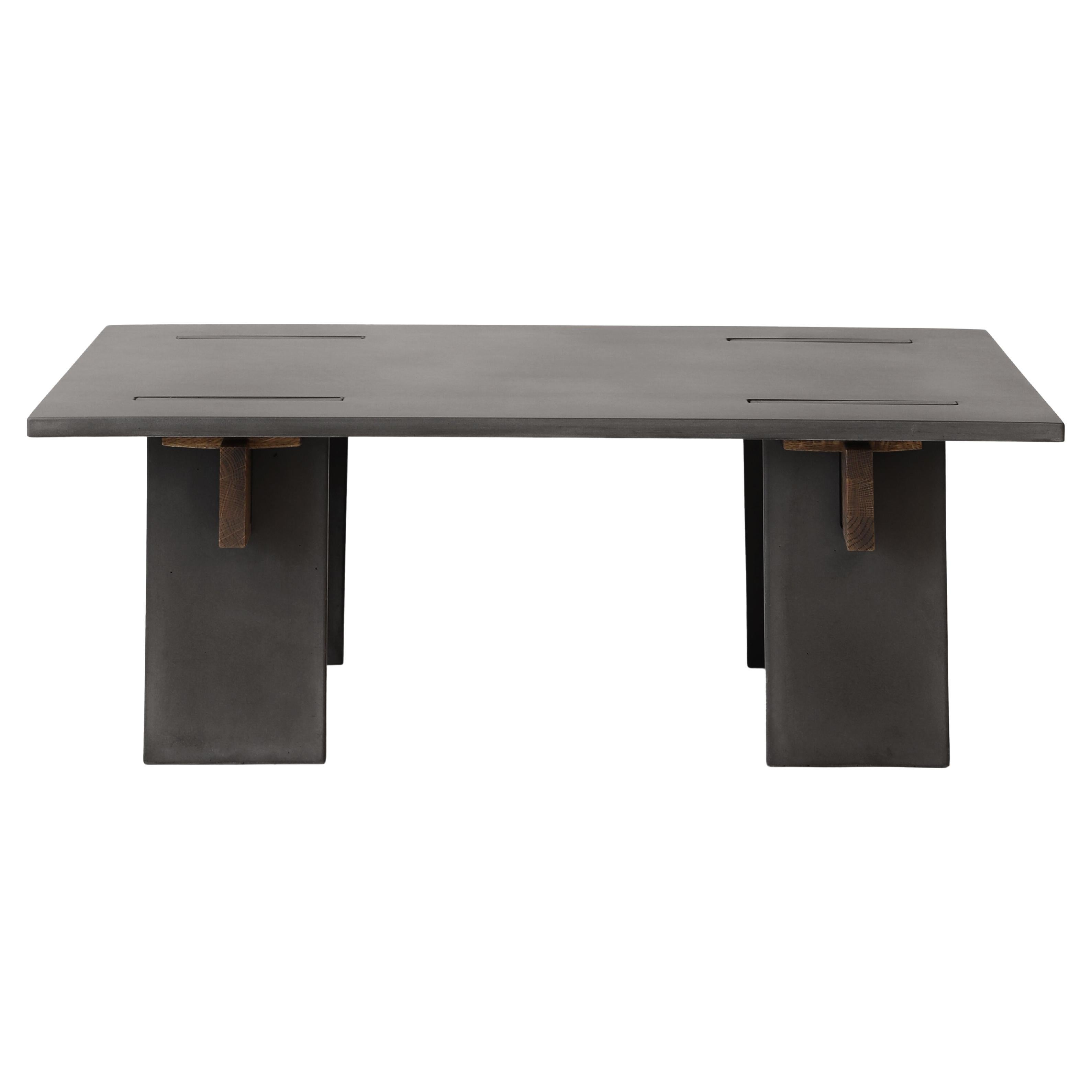 Mesa baja Arnold de hormigón oscuro y cuñas de roble oscuro by Eberhart Furniture en venta