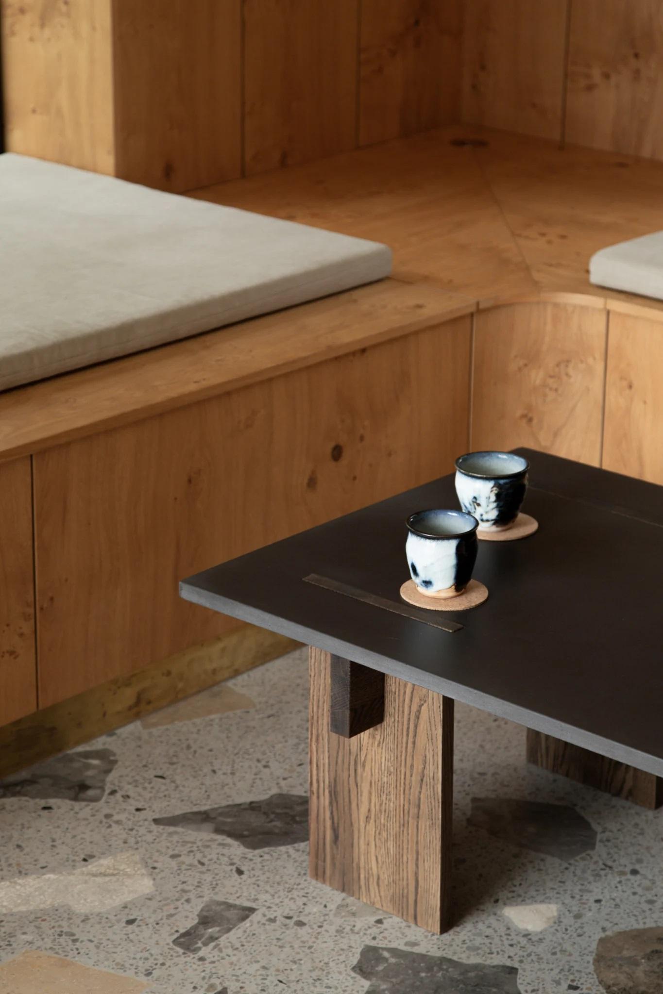 Arnold Couchtisch mit dunkler betonplatte und dunklen eichenbeinen by Eberhart Furniture (Moderne) im Angebot