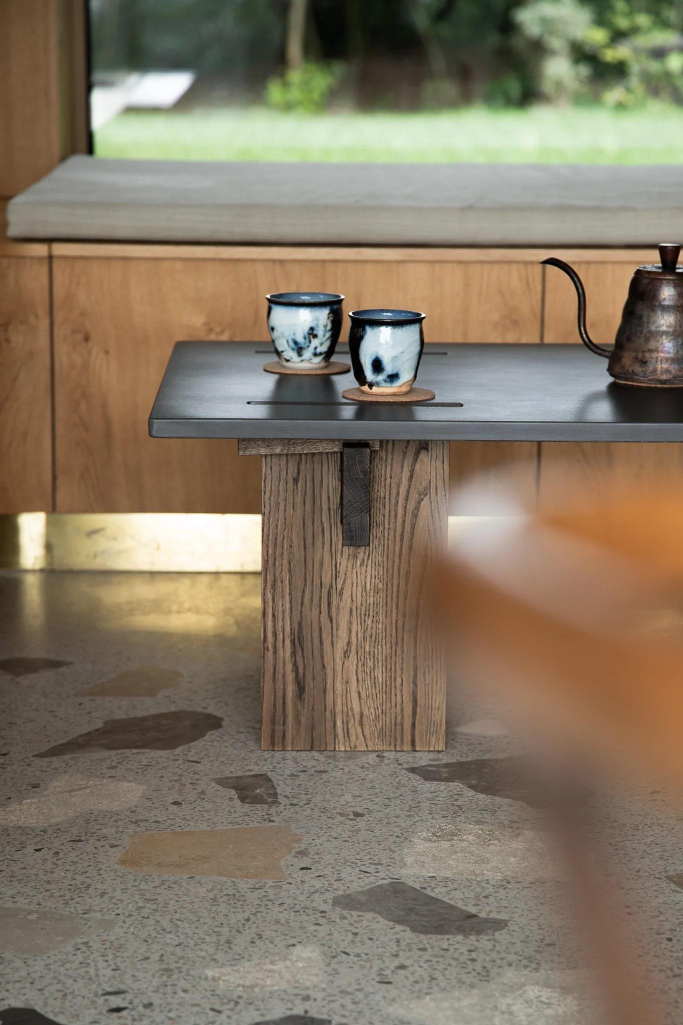 Arnold Couchtisch mit dunkler betonplatte und dunklen eichenbeinen by Eberhart Furniture (Dänisch) im Angebot