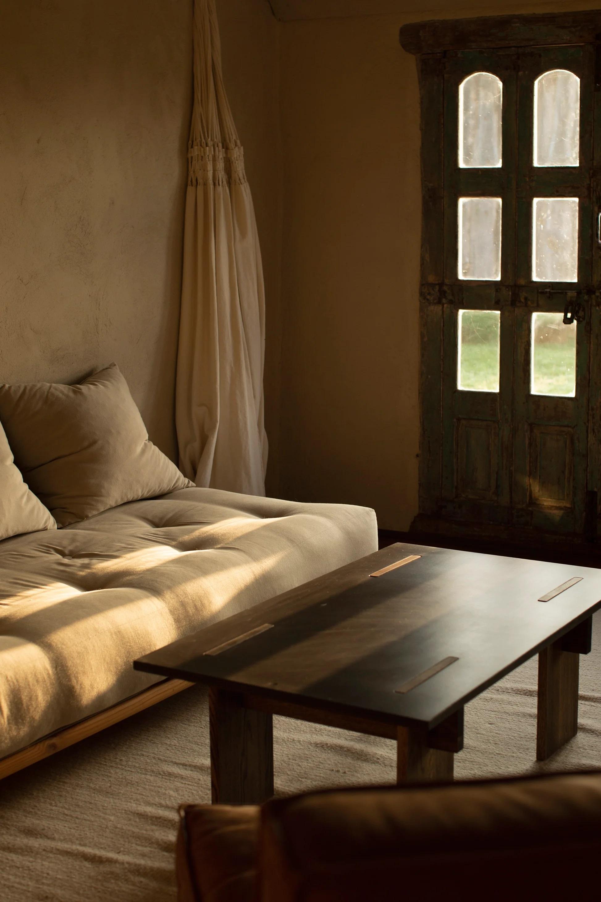 Arnold Couchtisch mit dunkler betonplatte und dunklen eichenbeinen by Eberhart Furniture im Zustand „Neu“ im Angebot in Geneve, CH