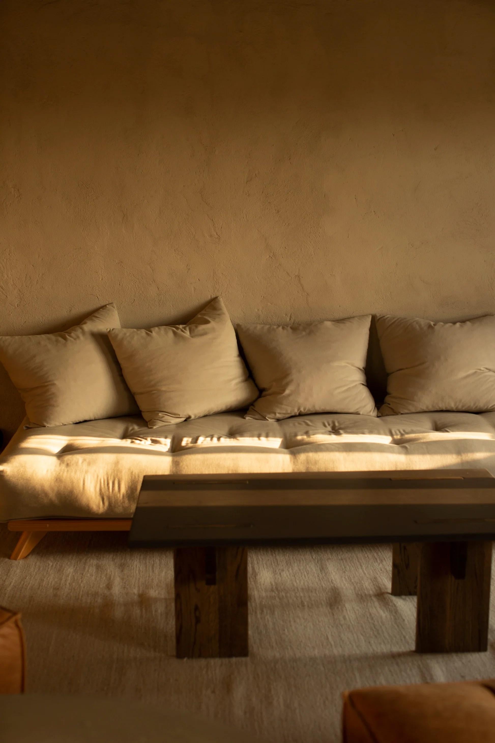 Arnold Couchtisch mit dunkler betonplatte und dunklen eichenbeinen by Eberhart Furniture (21. Jahrhundert und zeitgenössisch) im Angebot