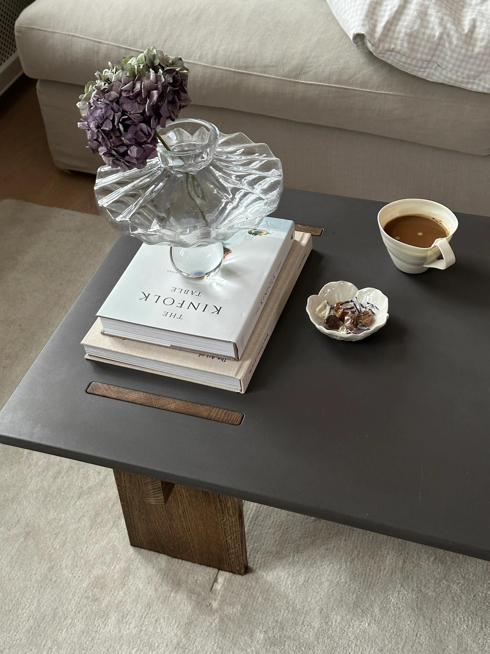 Arnold Couchtisch mit dunkler betonplatte und dunklen eichenbeinen by Eberhart Furniture (Beton) im Angebot