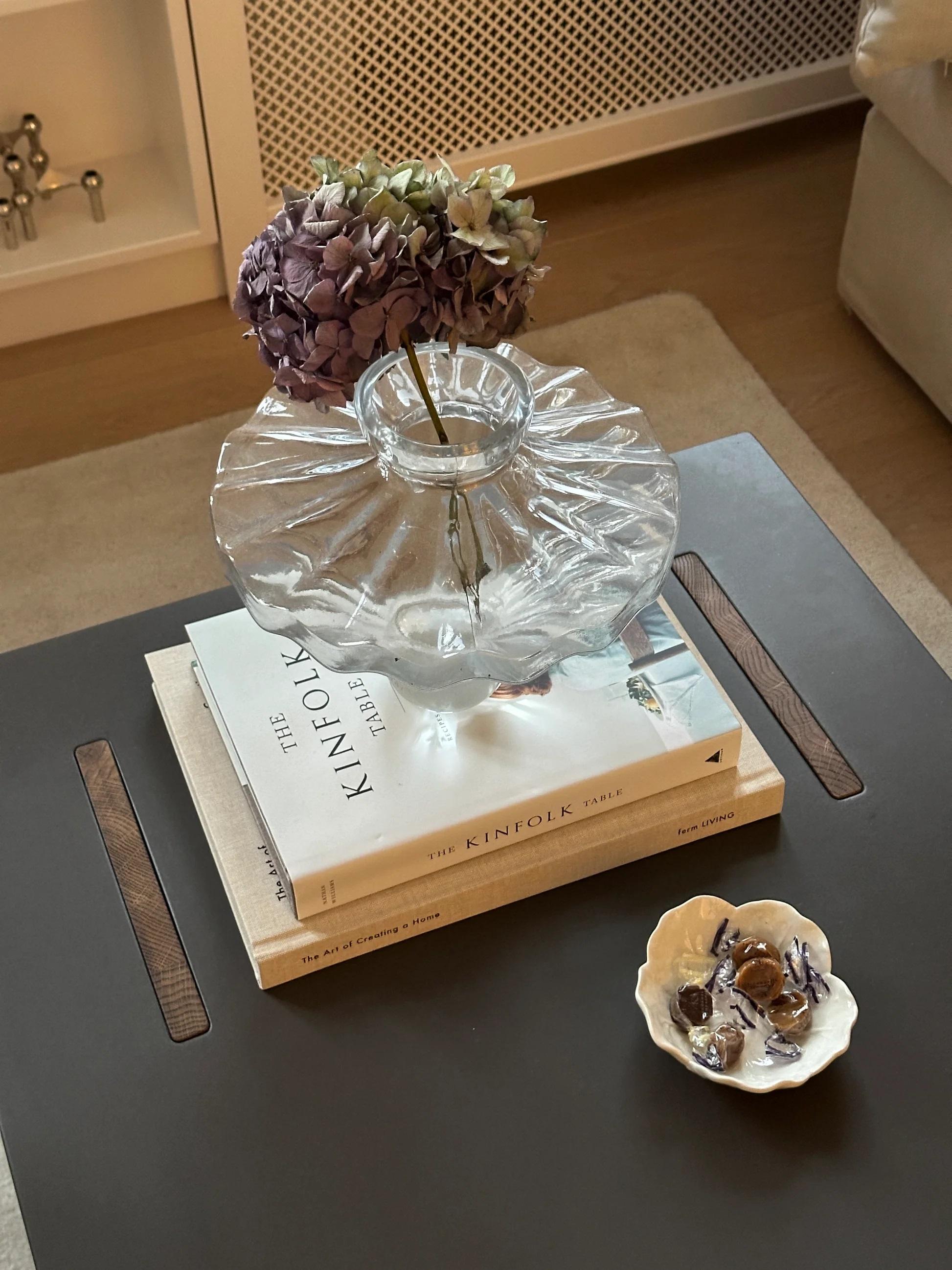 Arnold Couchtisch mit dunkler betonplatte und dunklen eichenbeinen by Eberhart Furniture im Angebot 1