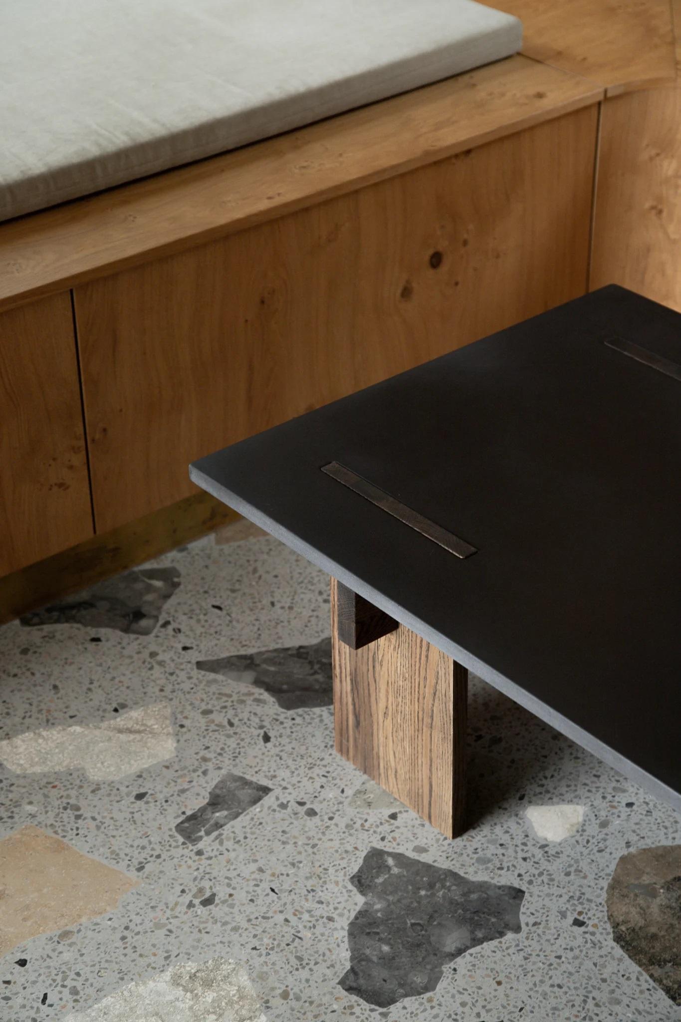 Arnold Couchtisch mit dunkler betonplatte und dunklen eichenbeinen by Eberhart Furniture im Angebot 2