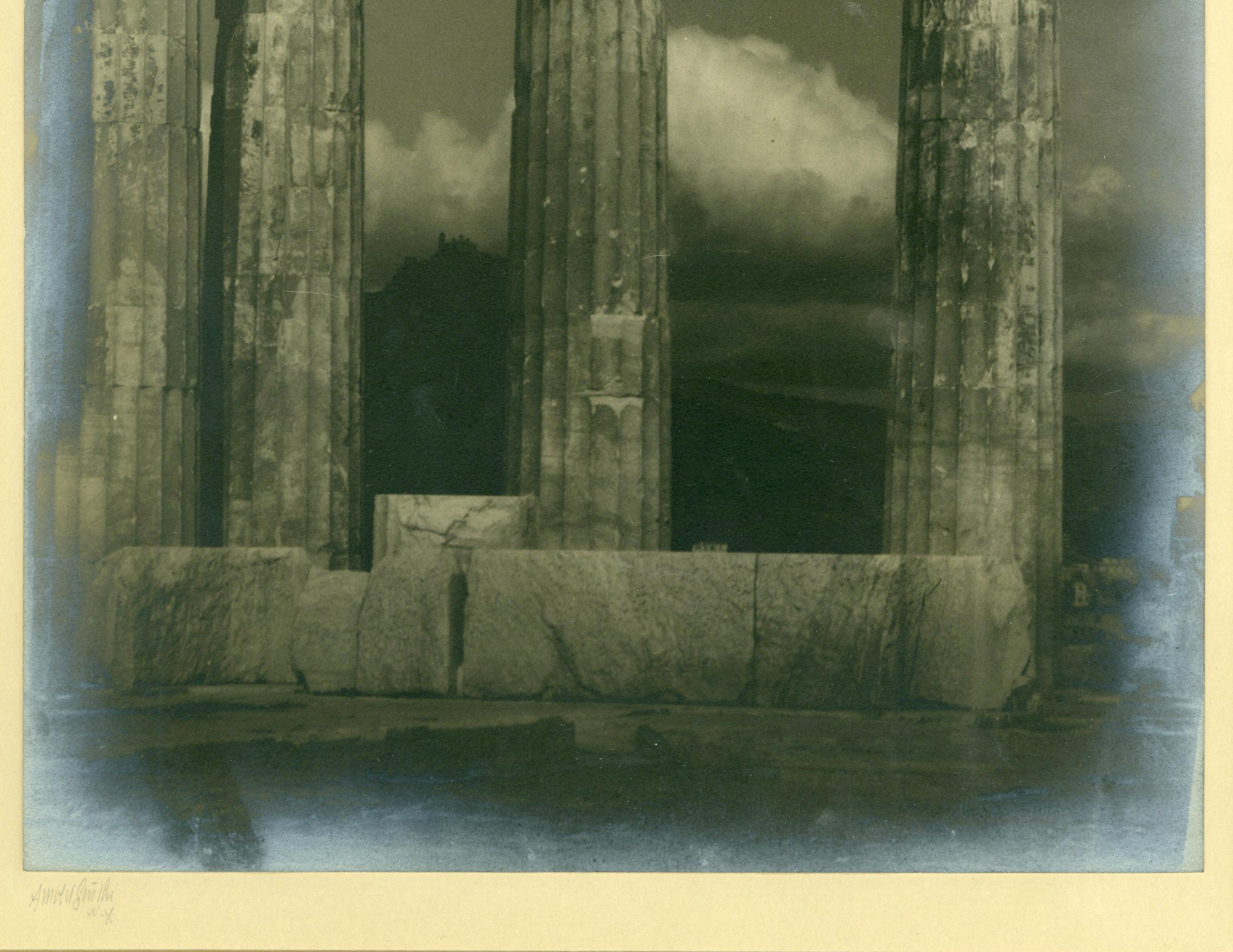 Säulen des Parthenon (Grau), Landscape Photograph, von Arnold Genthe