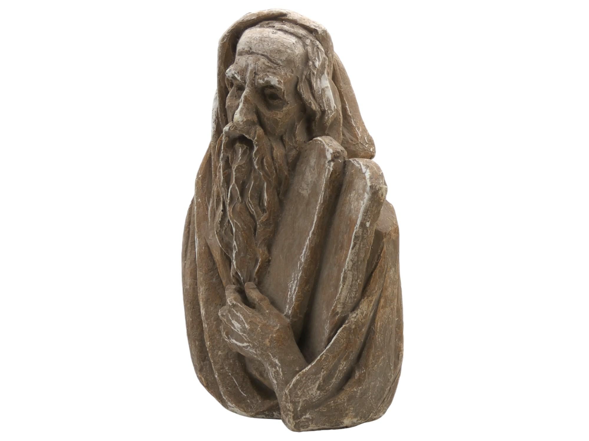 Si tratta di un busto di Mosè raffigurato mentre trasporta due Decaloghi in pietra dopo la consegna della Torah sul Monte Sinai. Il pezzo ha un meraviglioso aspetto naturale intagliato che mette in risalto il volto e l'abbigliamento di Mosè. 

