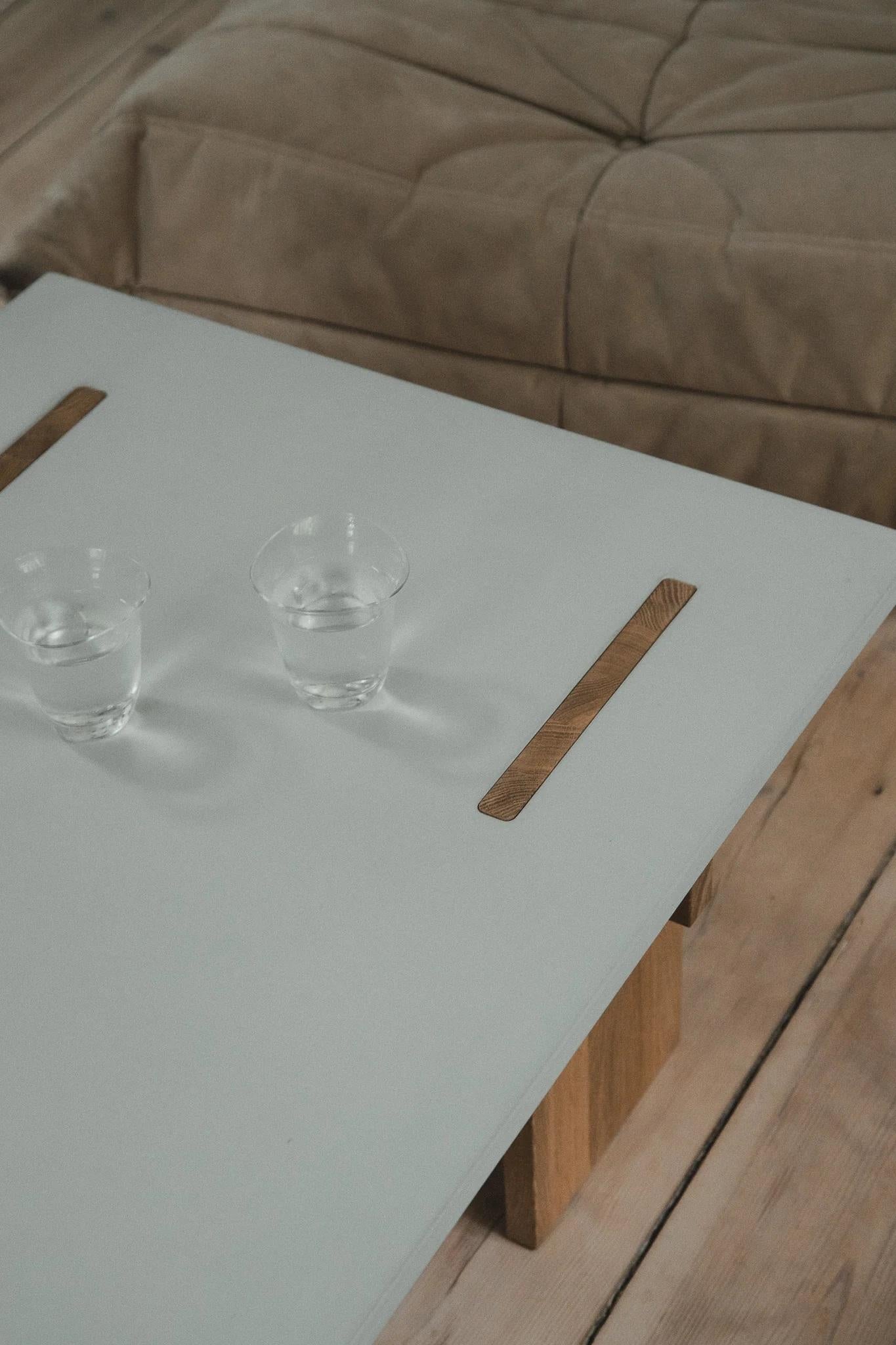 Moderno Tavolino da caffè Arnold Furniture con piano in cemento chiaro e gambe in Oak chiaro in vendita